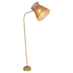 Lisa Johansson-Pape, lampada da terra modello 2063, ottone, pelle e rattan, Orno, anni '50