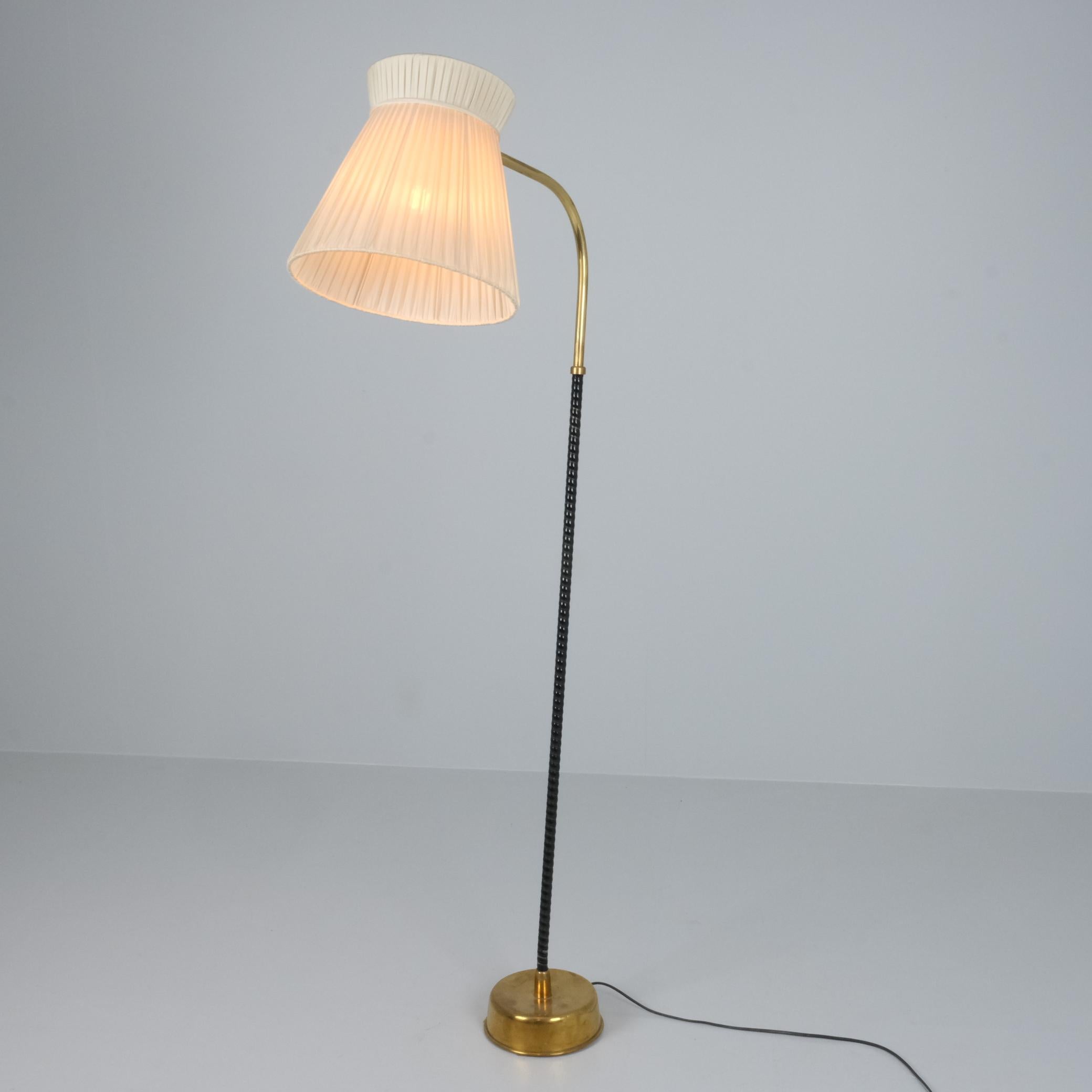 Lisa Johansson-Pape, Floor Lamp Model 2063 in Brass and Fabric, Orno 1950s For Sale 1