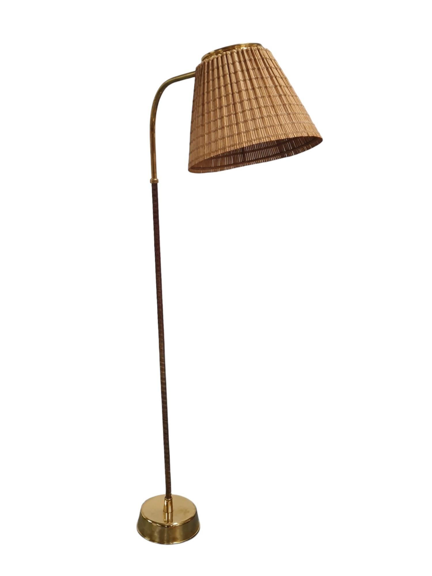 Milieu du XXe siècle Lisa Johansson-Pape, lampadaire modèle 2063 en rotin, Orno en vente