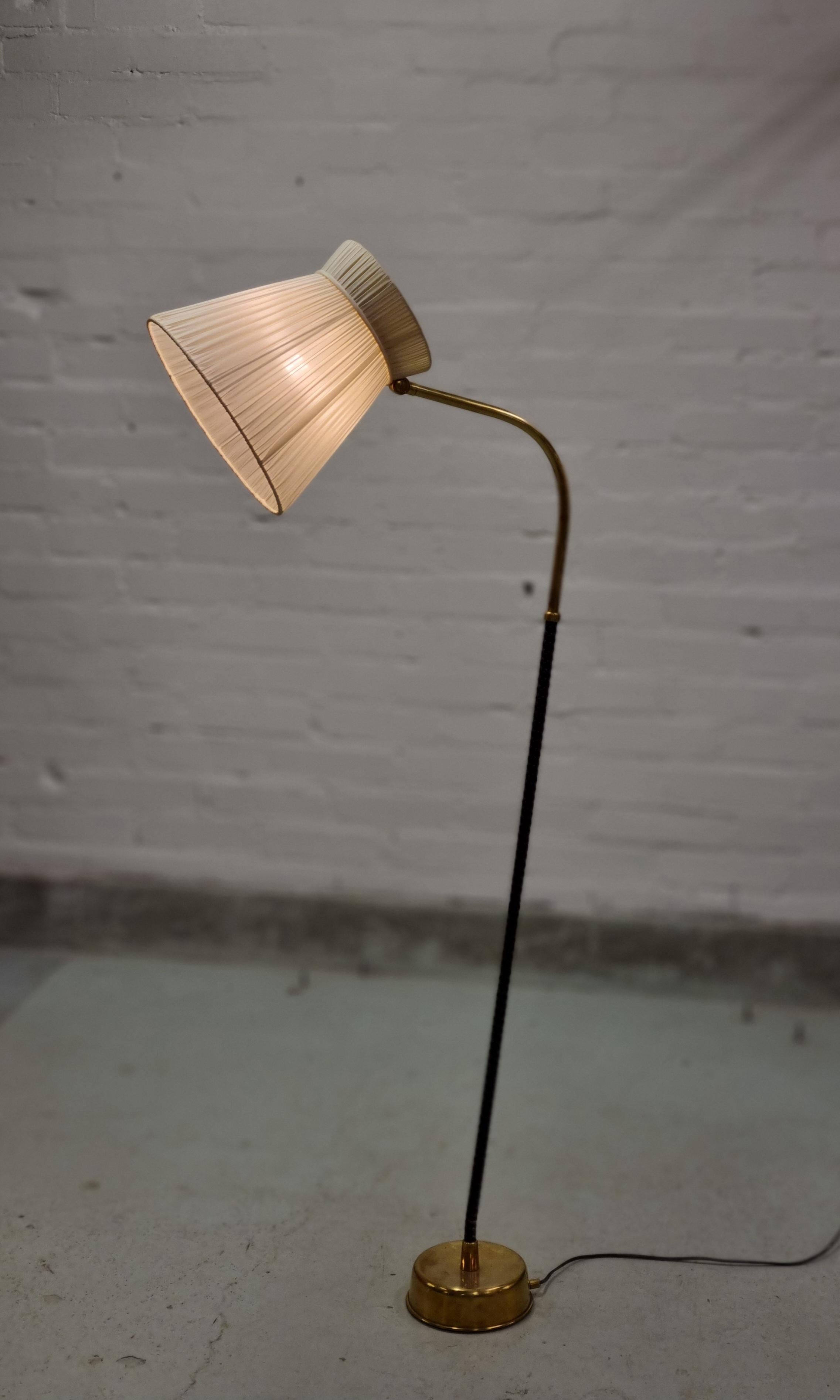Rare Lisa Johansson-Papé floor lamp with adjustable shade and bent leg. The wrapping is black nylon. The lamp is in beautiful original Patina.

We recommend 1stdibs shipping on this item.