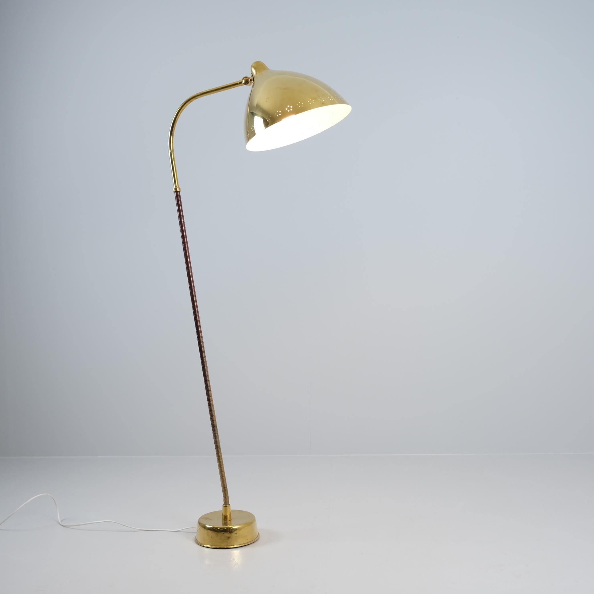 Scandinavo moderno Lisa Johansson-Pape, Lampada da terra Modello 30-062 in ottone e involucro di plastica, Orno 1950 in vendita