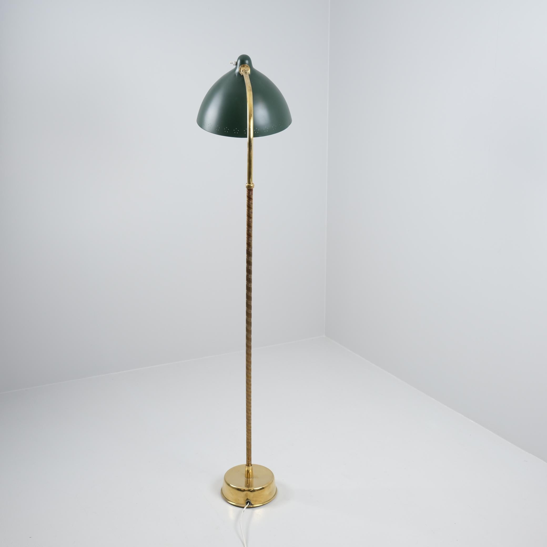 Lisa Johansson-Pape, lampadaire modèle 30-062 en vert et laiton, Orno 1950s en vente 3