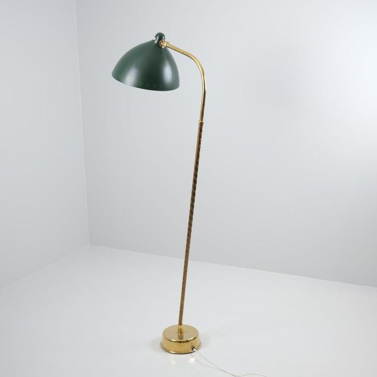 Lisa Johansson-Pape, lampadaire modèle 30-062 en vert et laiton, Orno 1950s en vente 4