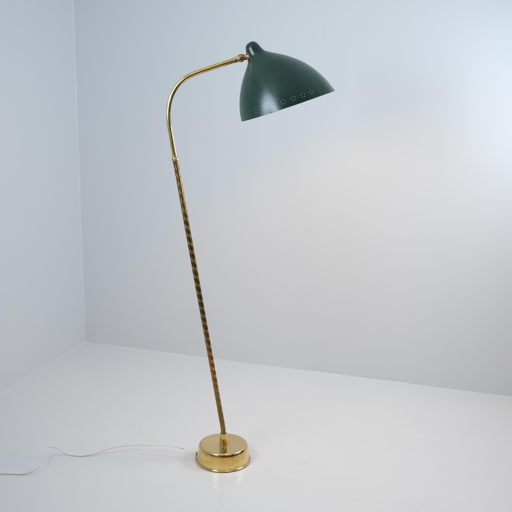 Magnifique lampadaire Lisa Johansson-Papé mofel 30-062 des années 1950. L'abat-jour est repeint en vert forêt. Conçue par Lisa Pope et fabriquée par Orno, toutes les pièces sont d'origine et la lampe présente une belle patine sur la tige et les