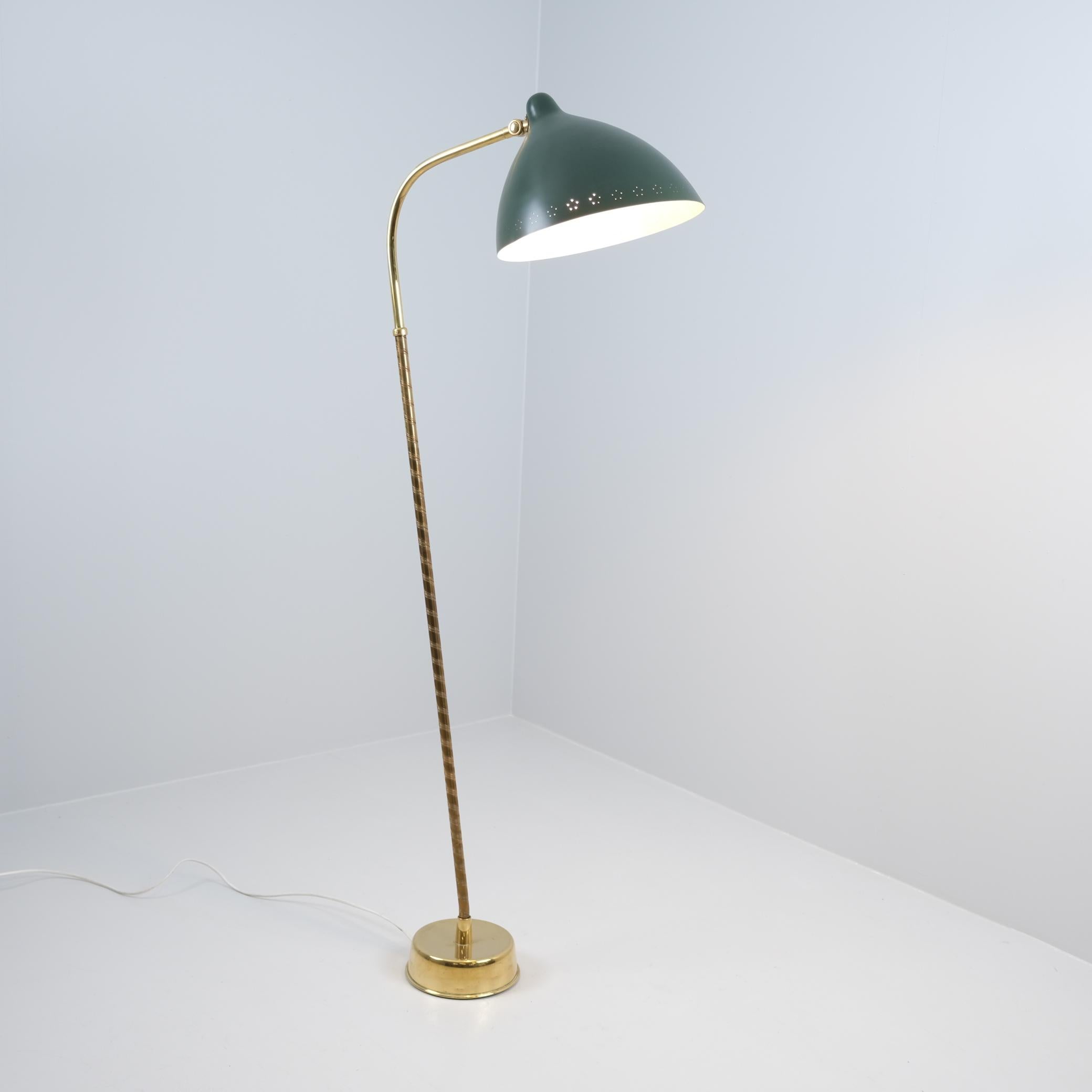 Scandinave moderne Lisa Johansson-Pape, lampadaire modèle 30-062 en vert et laiton, Orno 1950s en vente
