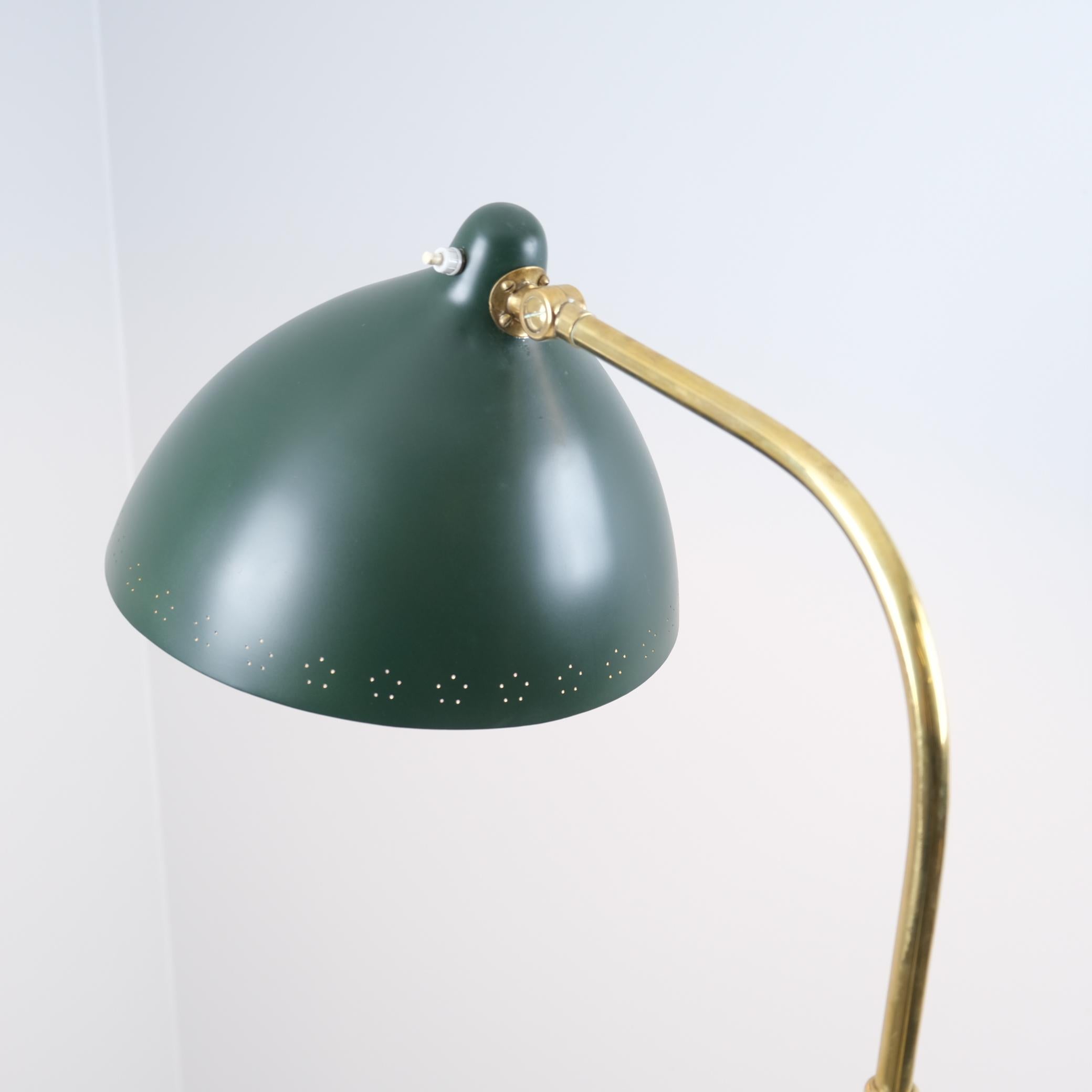 Milieu du XXe siècle Lisa Johansson-Pape, lampadaire modèle 30-062 en vert et laiton, Orno 1950s en vente