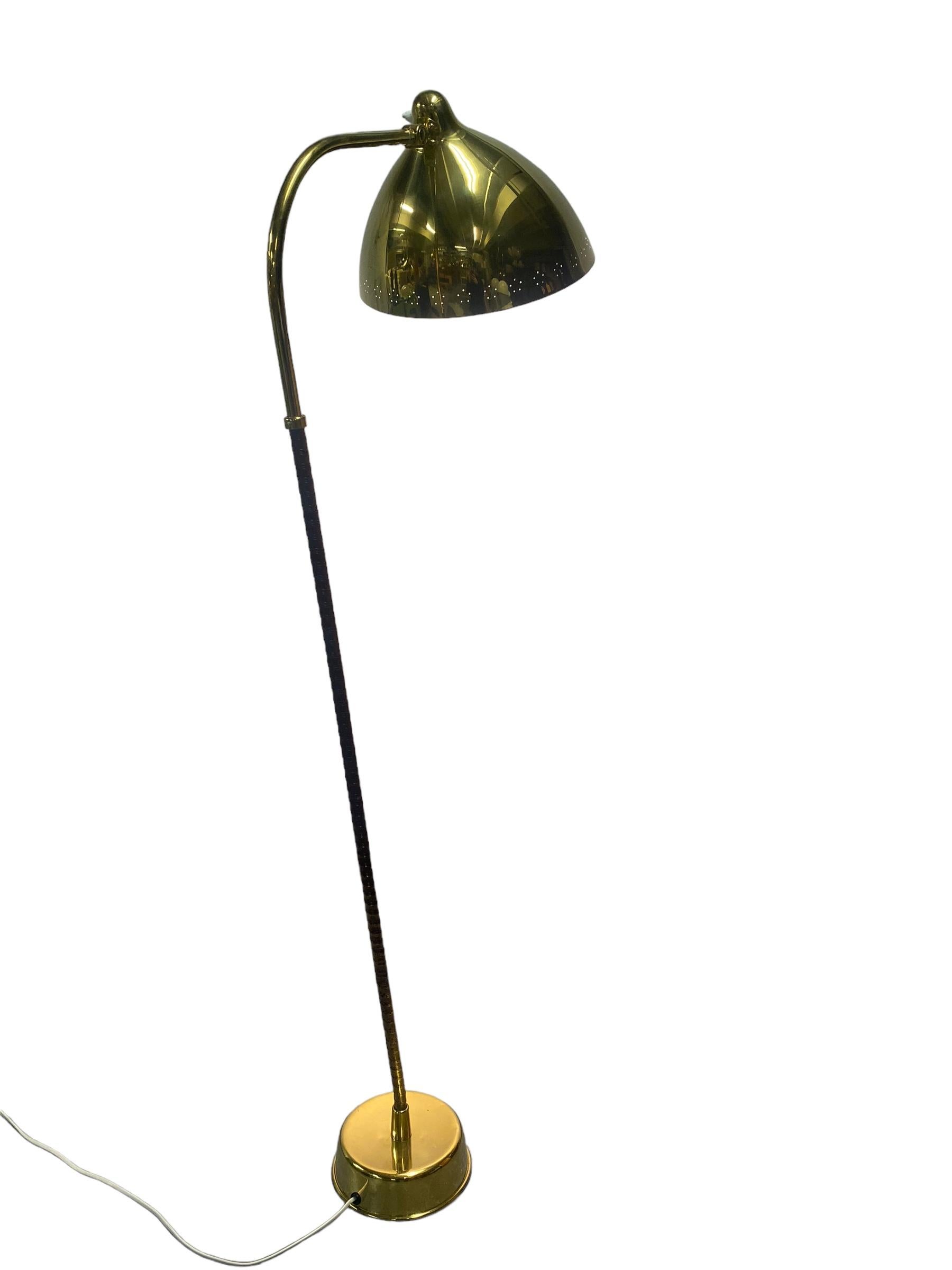 Eine schöne und originelle Stehlampe aus den 1950er Jahren, mit einem vollen Messingschirm. Entworfen von Lisa-Johansson pape und hergestellt von Orno. Vollständiger Originalzustand mit schöner Patina auf dem Schaft und den Messingteilen. Die