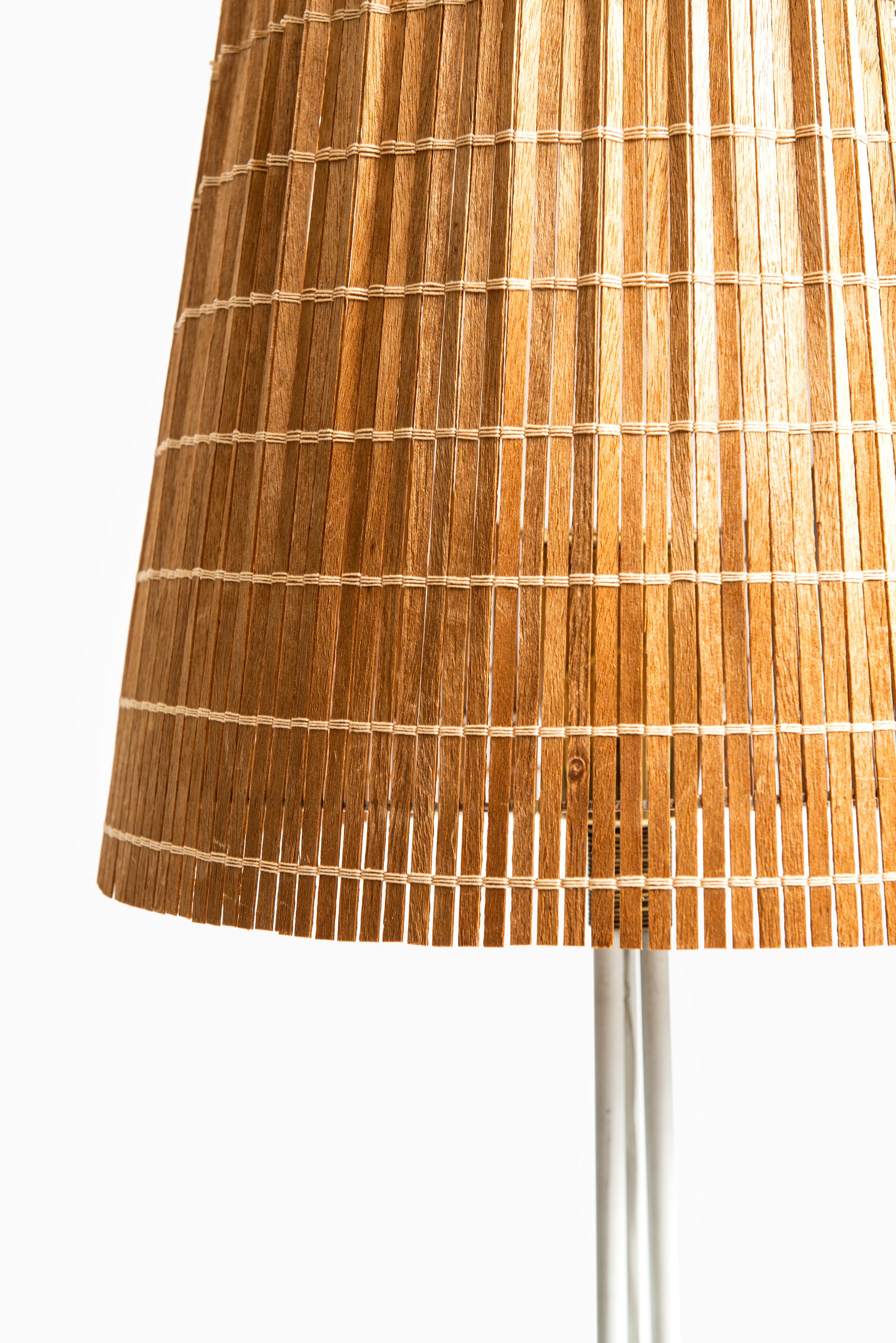 Très rare paire de lampadaires modèle 30-058 conçue par Lisa Johansson-Pape. Produit par Orno en Finlande.