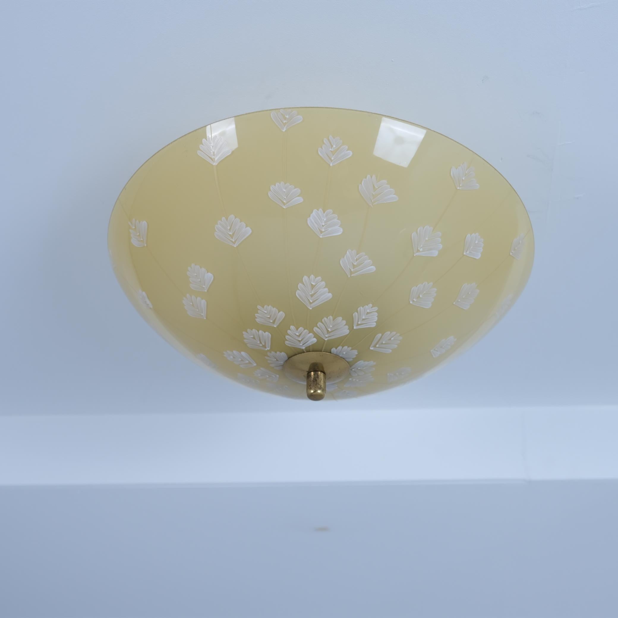 Une magnifique suspension de plafond avec des décorations florales peintes à la main, conçue par Lisa Johansson-Pape et fabriquée par Orno/One en Finlande dans les années 1950. La lampe est dans son état d'origine complet, jusqu'aux câbles.