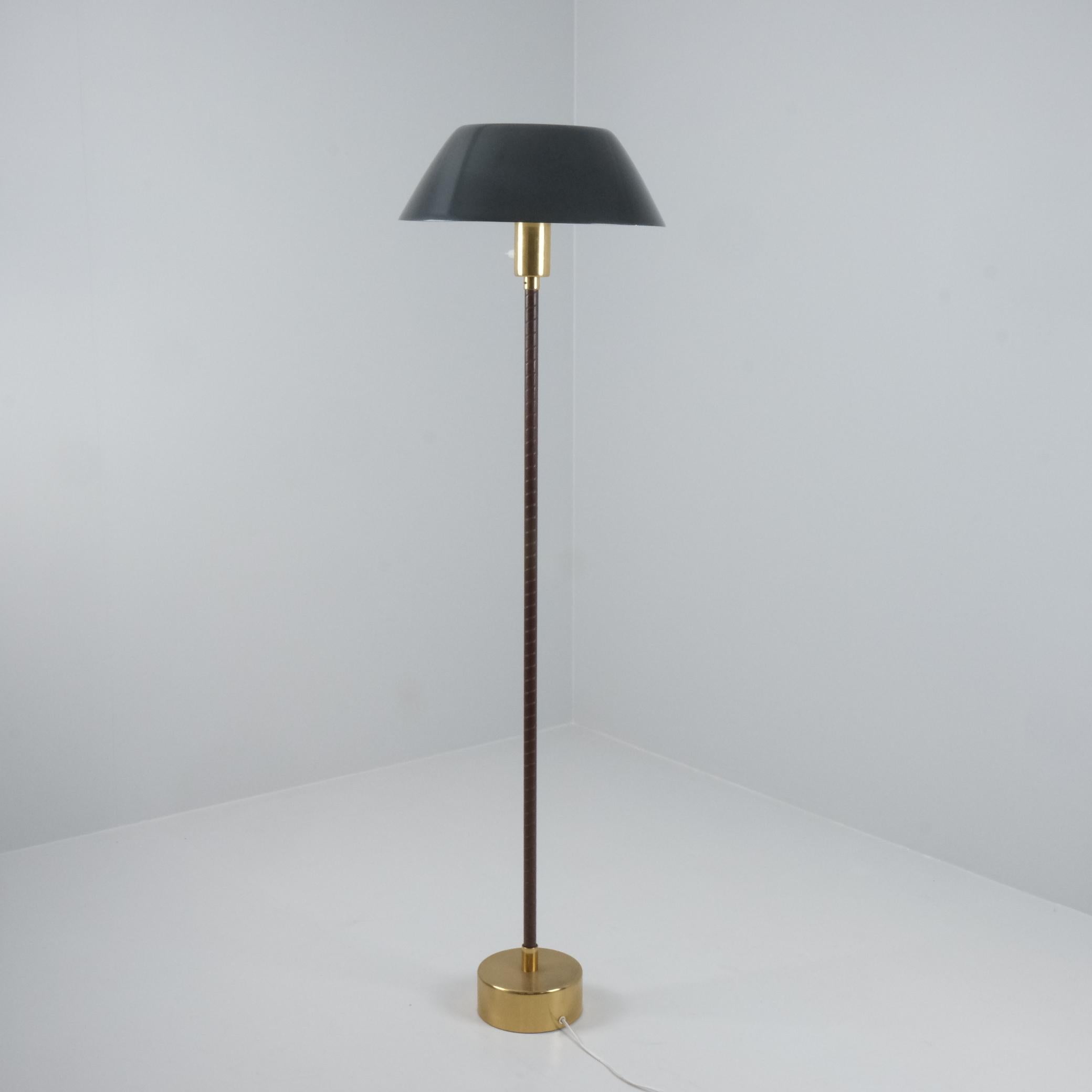Un bel exemple en laiton avec une tige originale recouverte de nylon foncé, et un abat-jour en acrylique et vert foncé. Cet exemplaire possède également la teinte d'origine.  

Cette lampe 