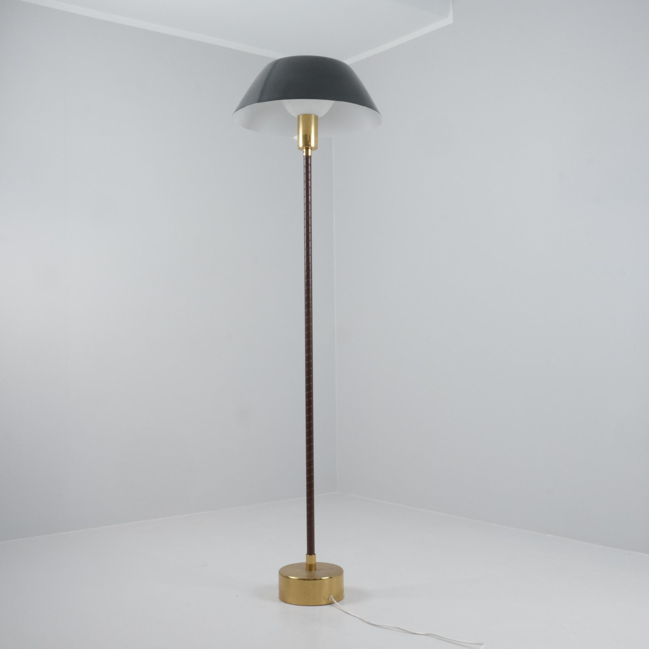 Mid-Century Modern Lisa Johansson-Papé Lampadaire Ihanne, abat-jour vert foncé et enveloppe foncée, Orno 1960s en vente