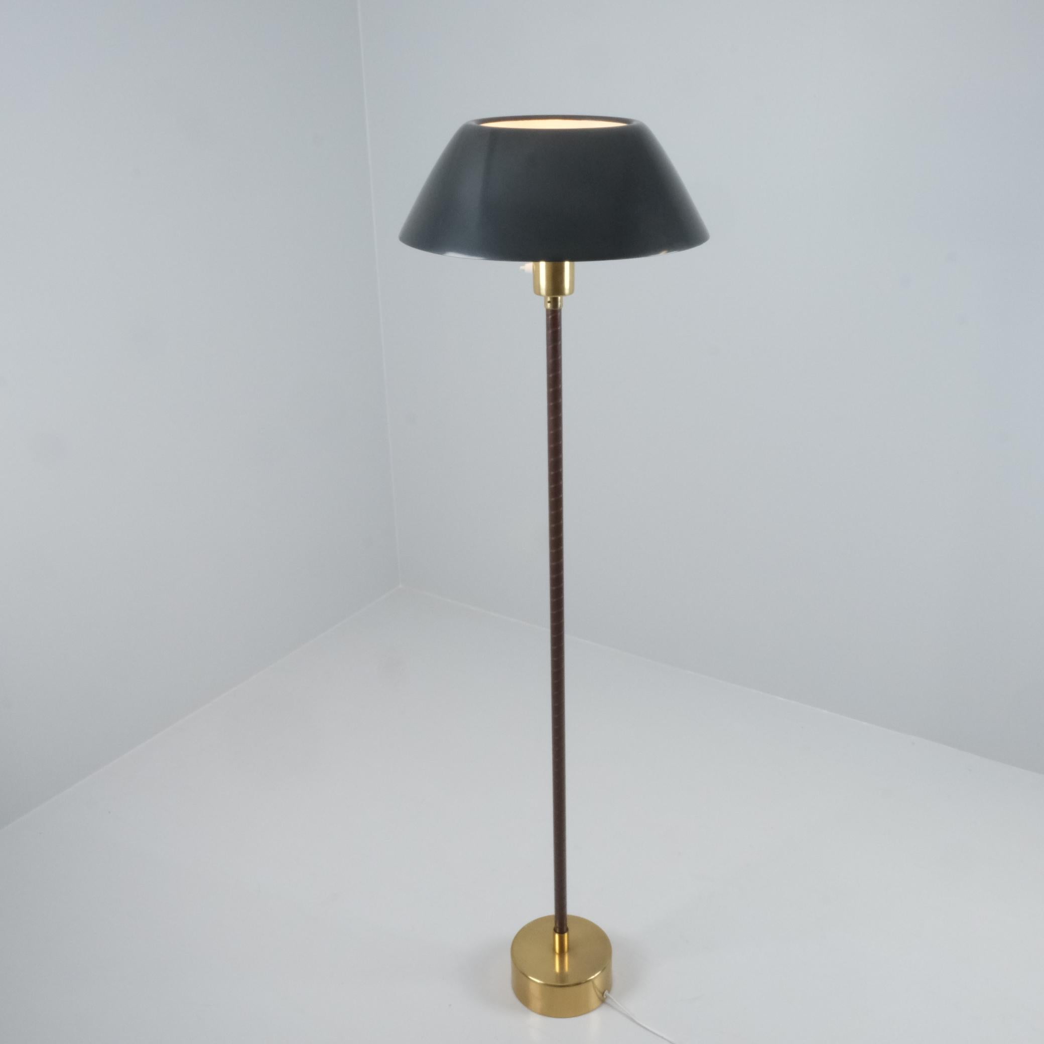Finlandais Lisa Johansson-Papé Lampadaire Ihanne, abat-jour vert foncé et enveloppe foncée, Orno 1960s en vente