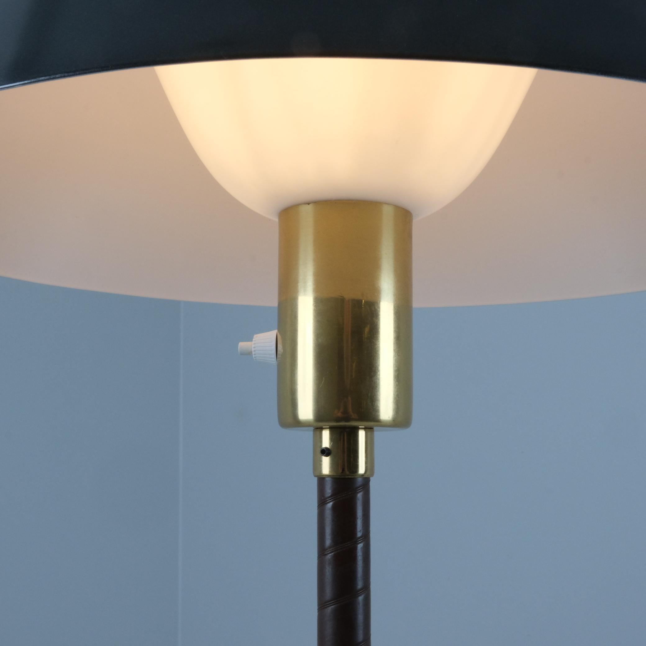 Milieu du XXe siècle Lisa Johansson-Papé Lampadaire Ihanne, abat-jour vert foncé et enveloppe foncée, Orno 1960s en vente