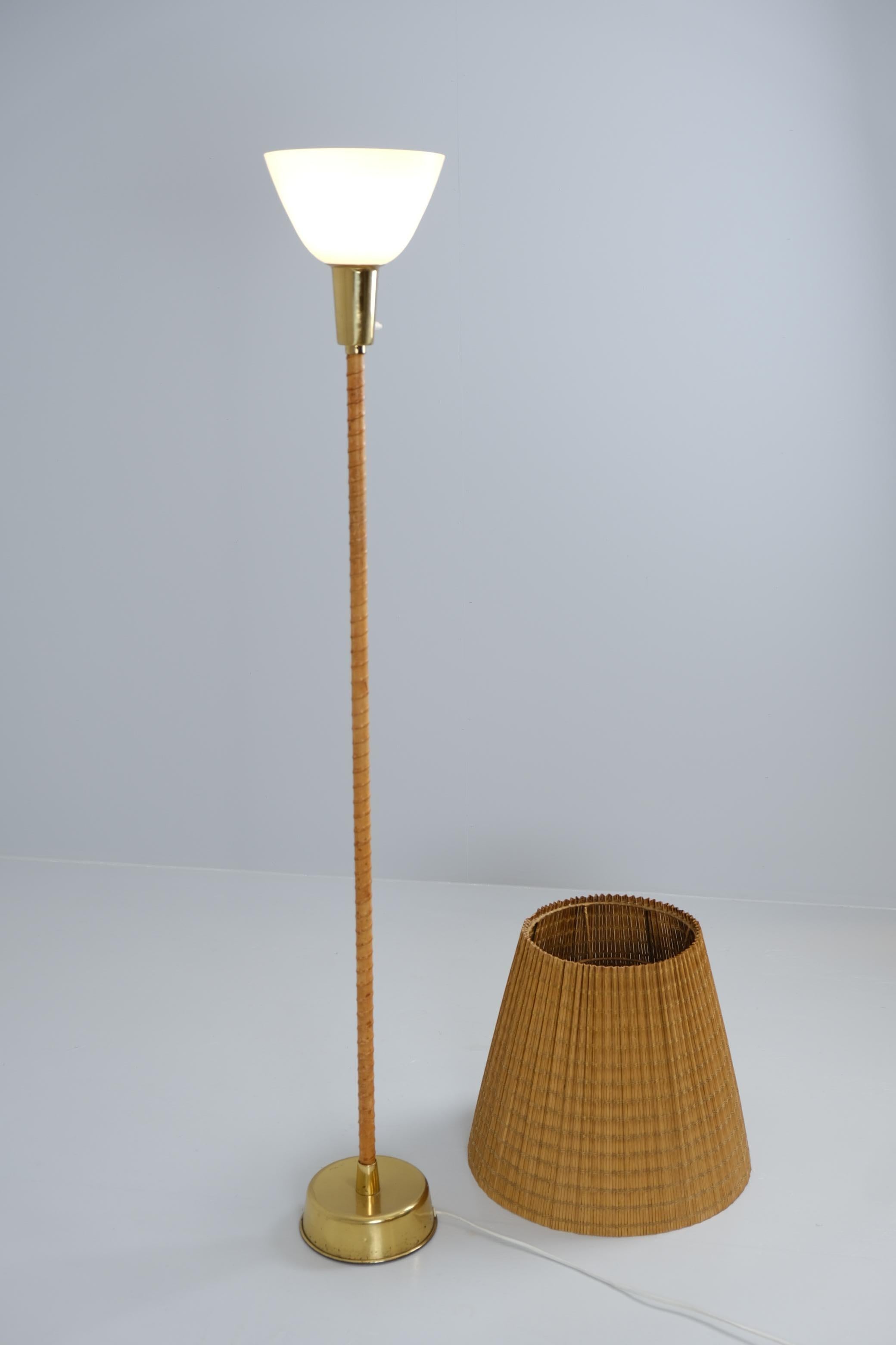Lámpara de pie Lisa Johansson-Papé Ihanne con pantalla de ratán, Orno Stockmann Años 1950 en venta 3