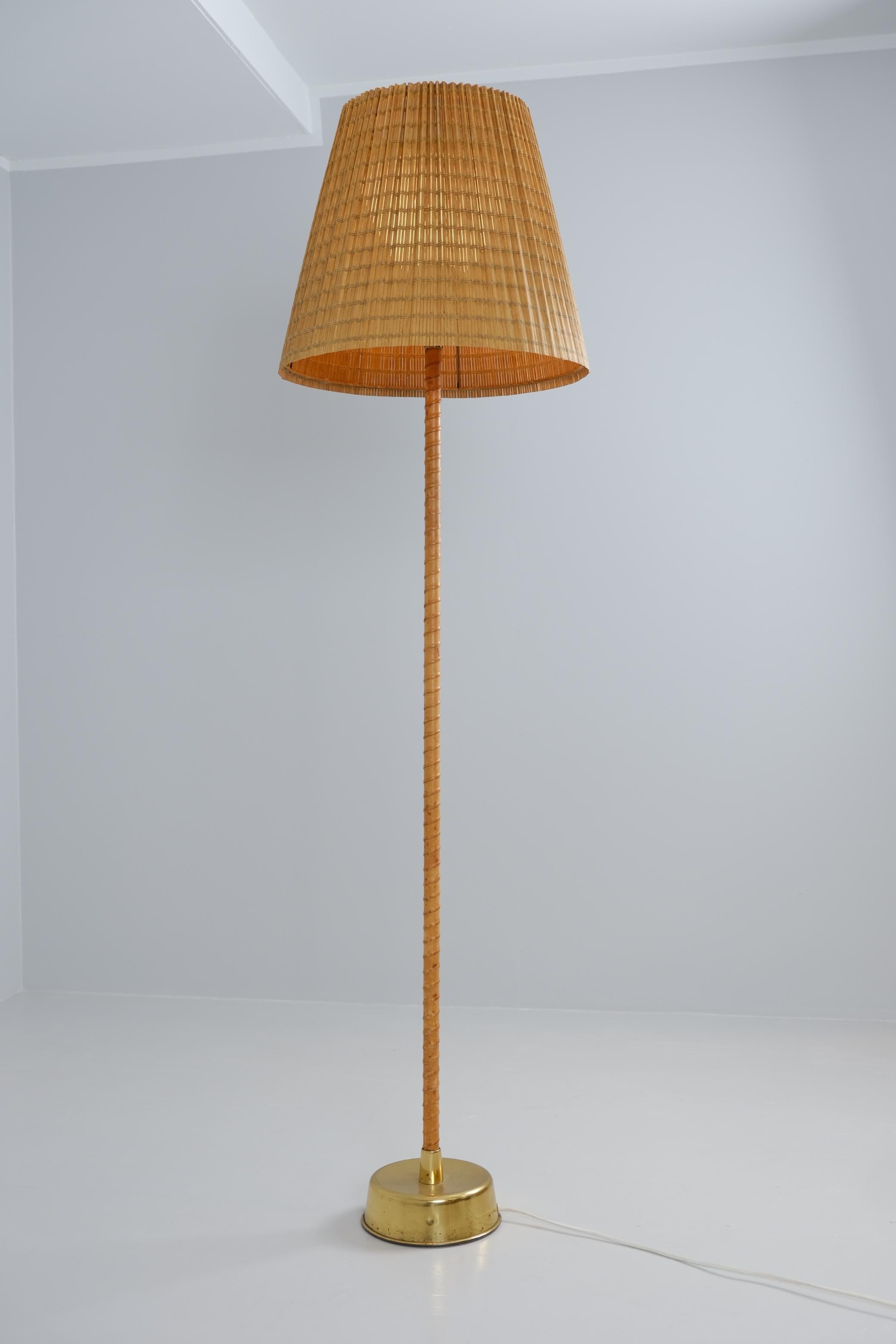 Lámpara de pie Lisa Johansson-Papé Ihanne con pantalla de ratán, Orno Stockmann Años 1950 Moderno de mediados de siglo en venta