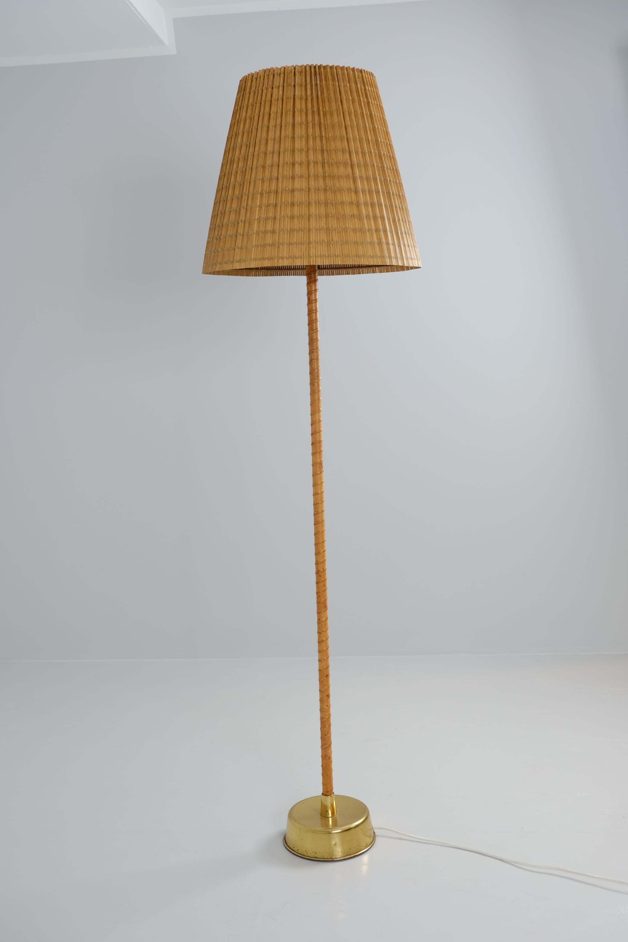 Lámpara de pie Lisa Johansson-Papé Ihanne con pantalla de ratán, Orno Stockmann Años 1950 Finlandés en venta