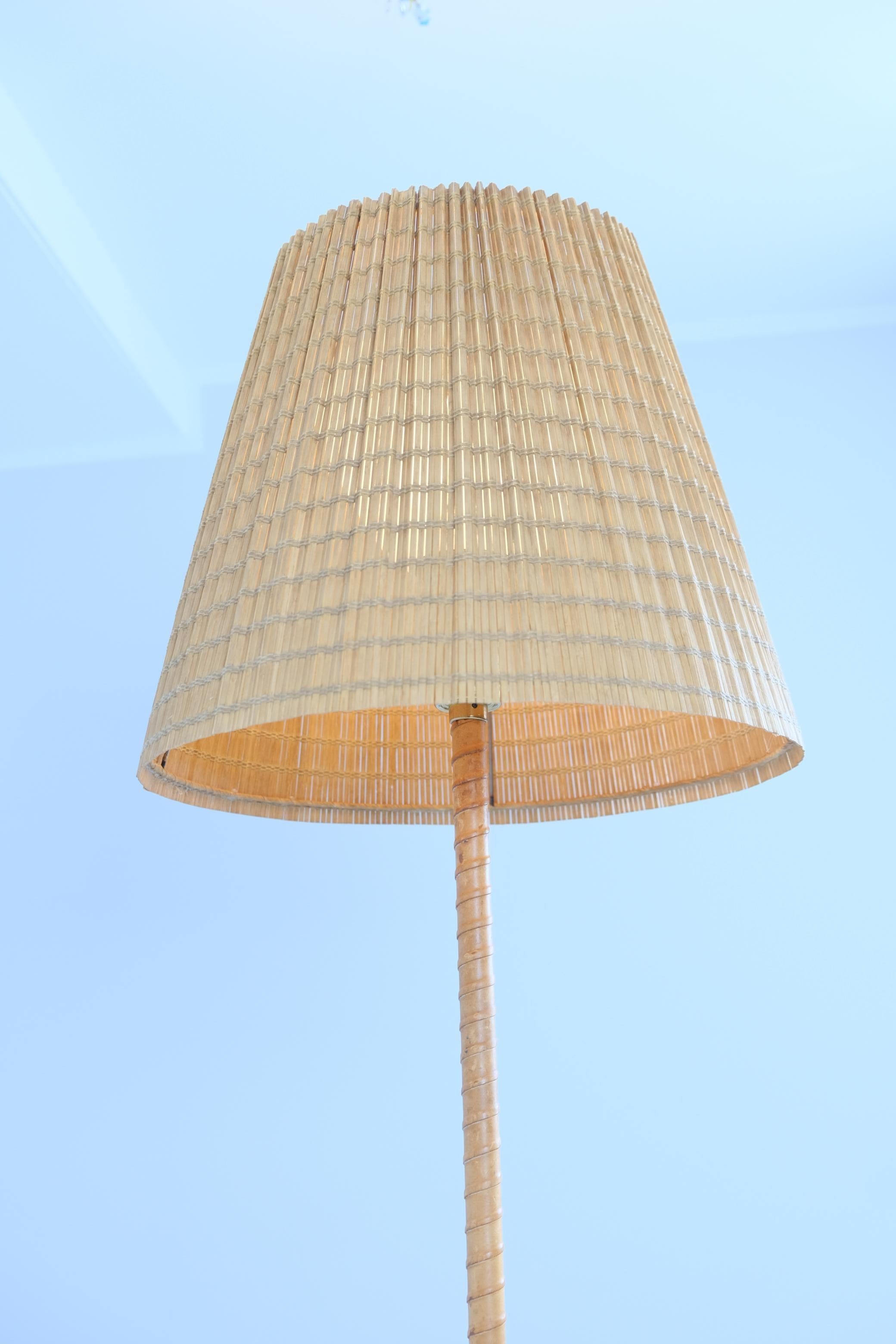 Lámpara de pie Lisa Johansson-Papé Ihanne con pantalla de ratán, Orno Stockmann Años 1950 en Bueno estado para la venta en Helsinki, FI