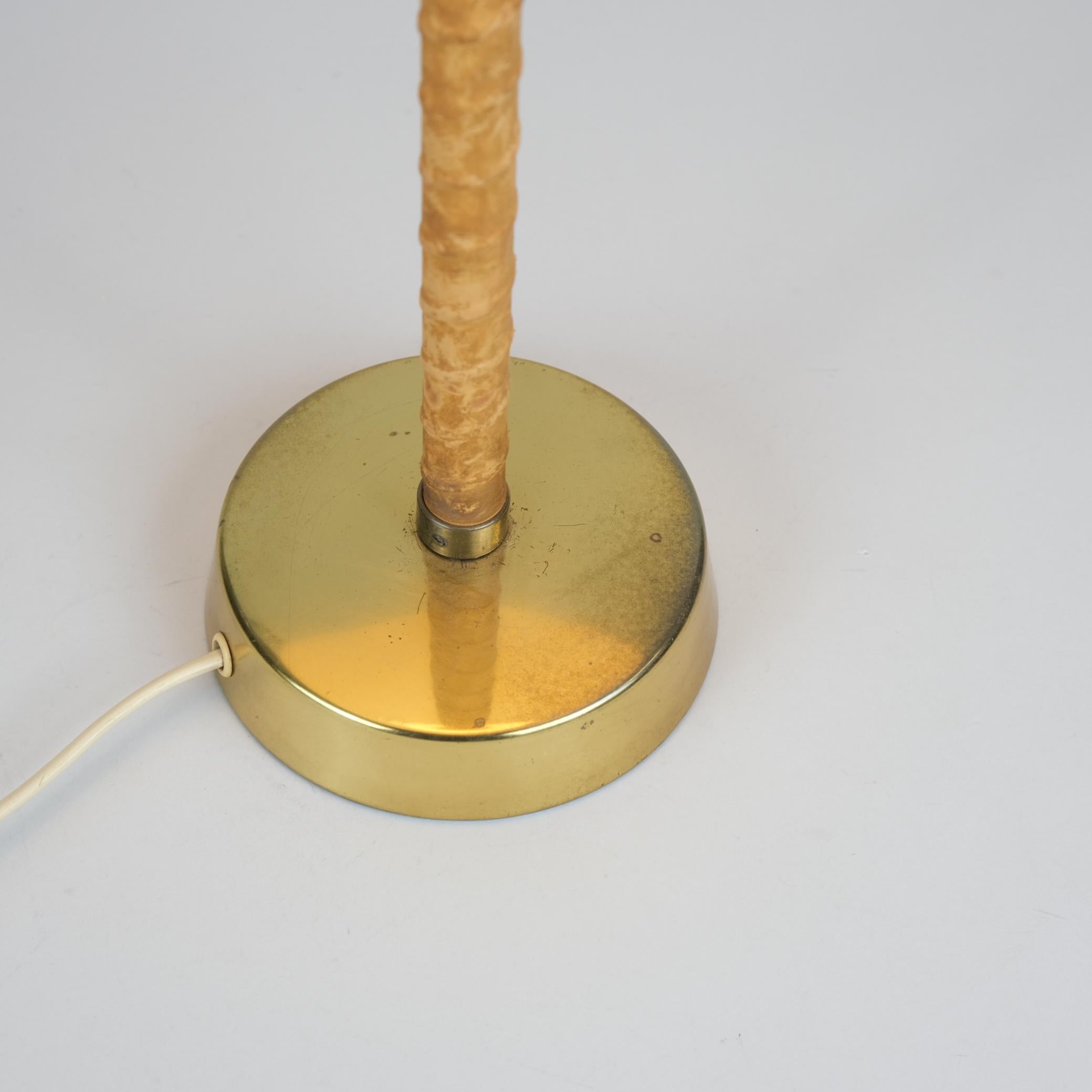 Lisa Johansson-Pape Ìhanne` Table Lamp in Green, Brass & Leather, Orno 1950s In Good Condition For Sale In Helsinki, FI