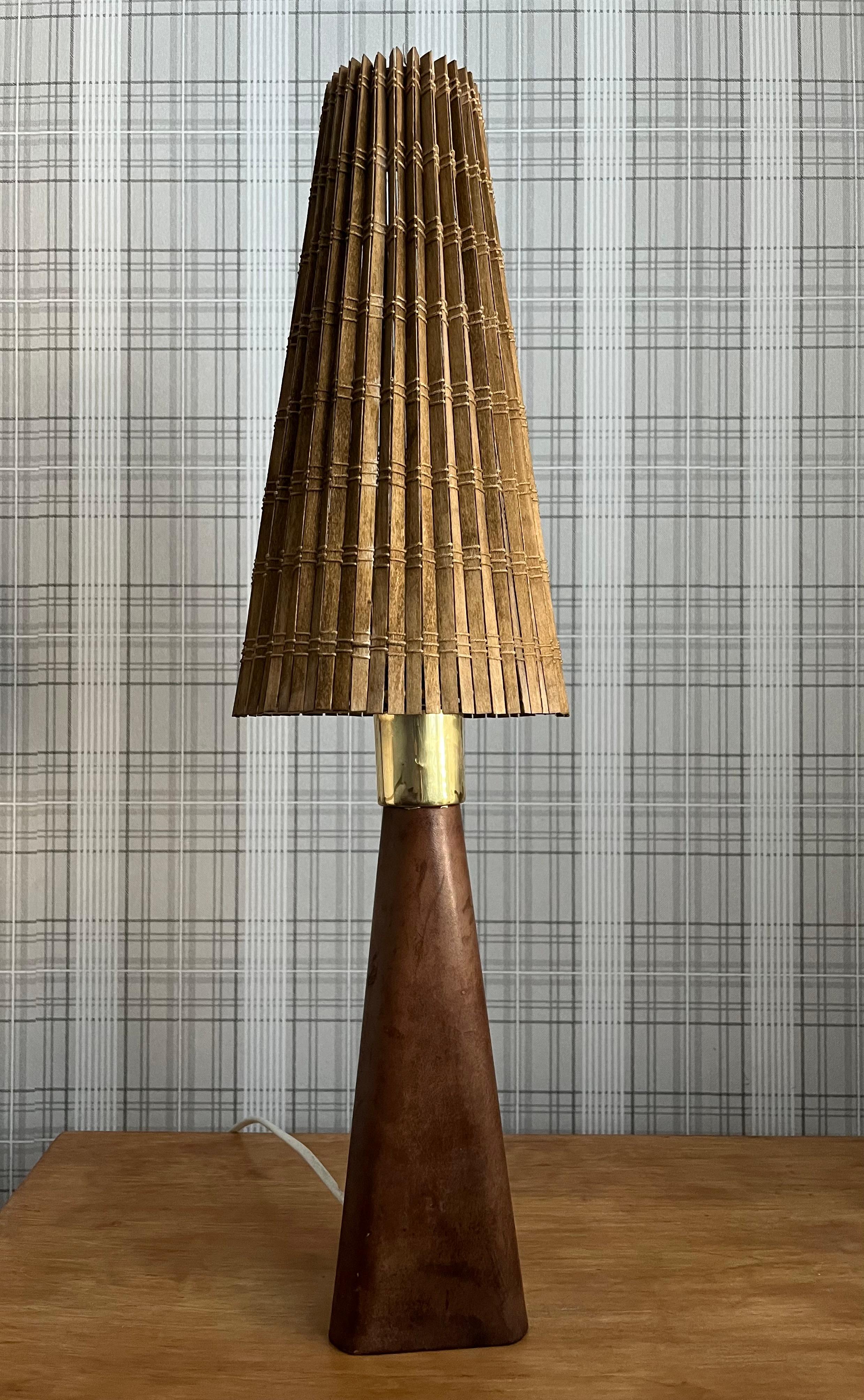**Lampada da tavolo in pelle con paralume a lamelle di Lisa Johansson-Pape**

La lampada da tavolo in pelle con paralume a lamelle di Lisa Johansson-Pape è una vera e propria opera d'arte che dona un'atmosfera unica e calda a qualsiasi stanza.