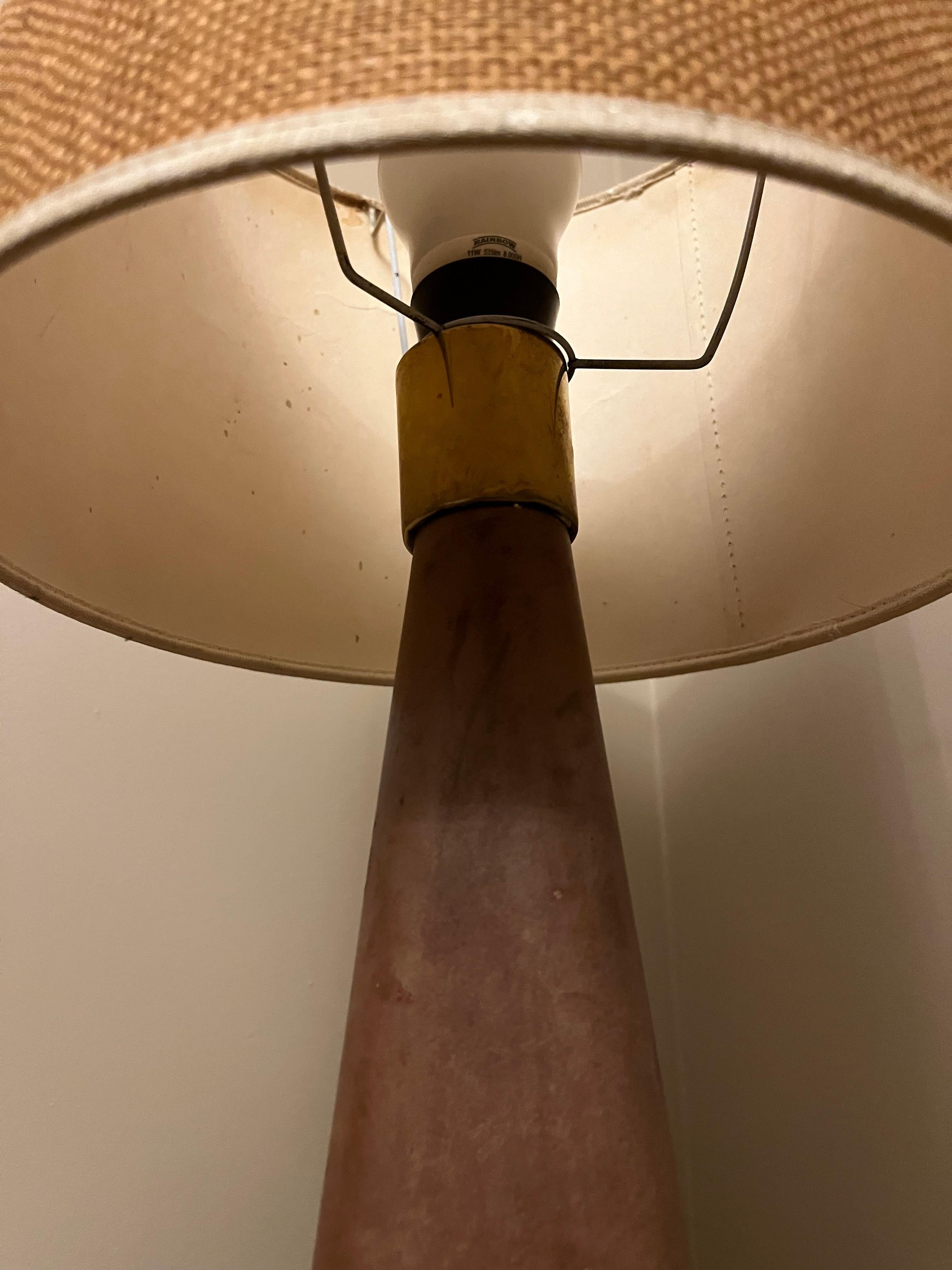 Scandinave moderne Lampe de table en cuir Lisa Johansson-Pape, Orno Oy, années 1950 en vente