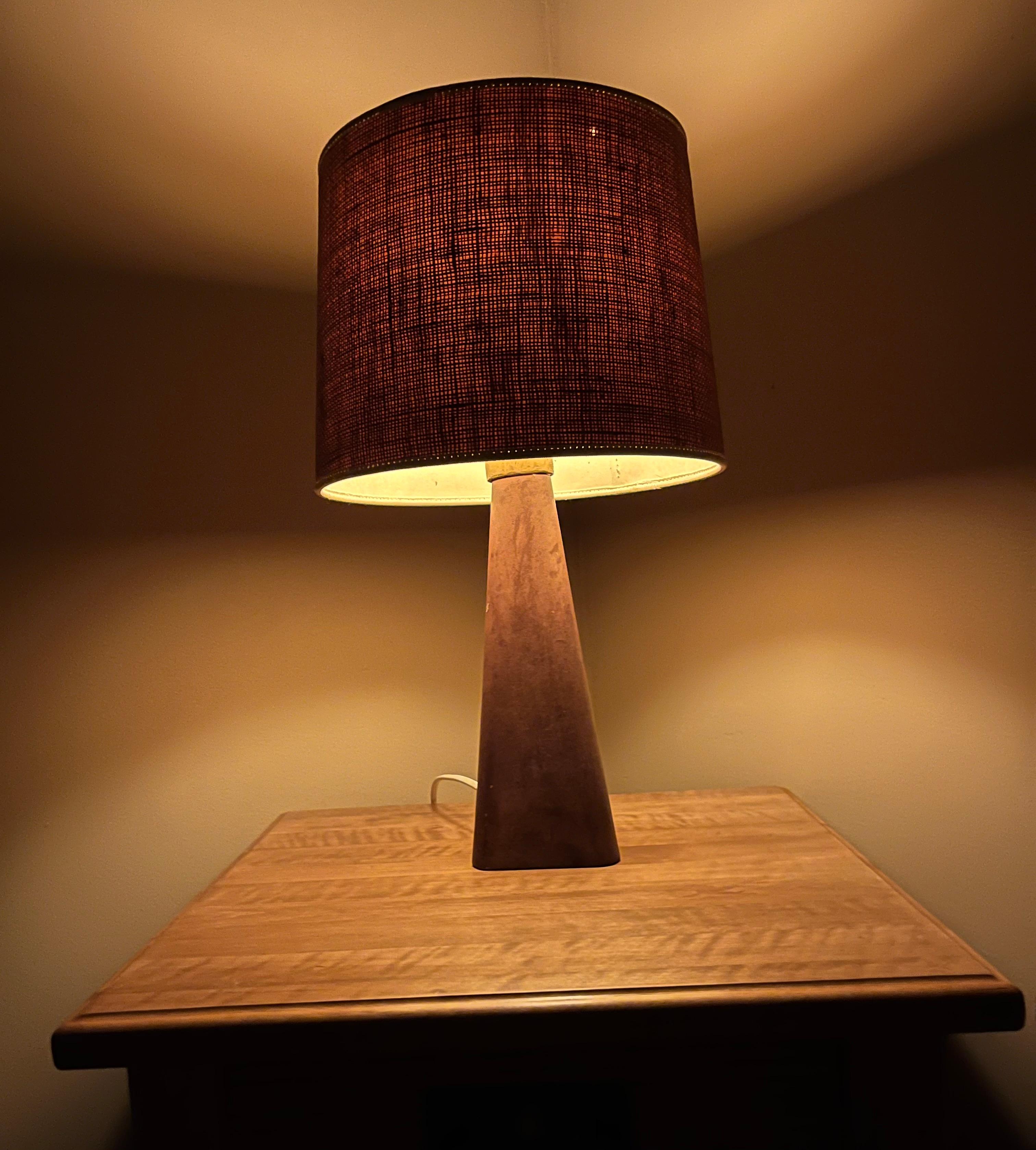 Laiton Lampe de table en cuir Lisa Johansson-Pape, Orno Oy, années 1950 en vente