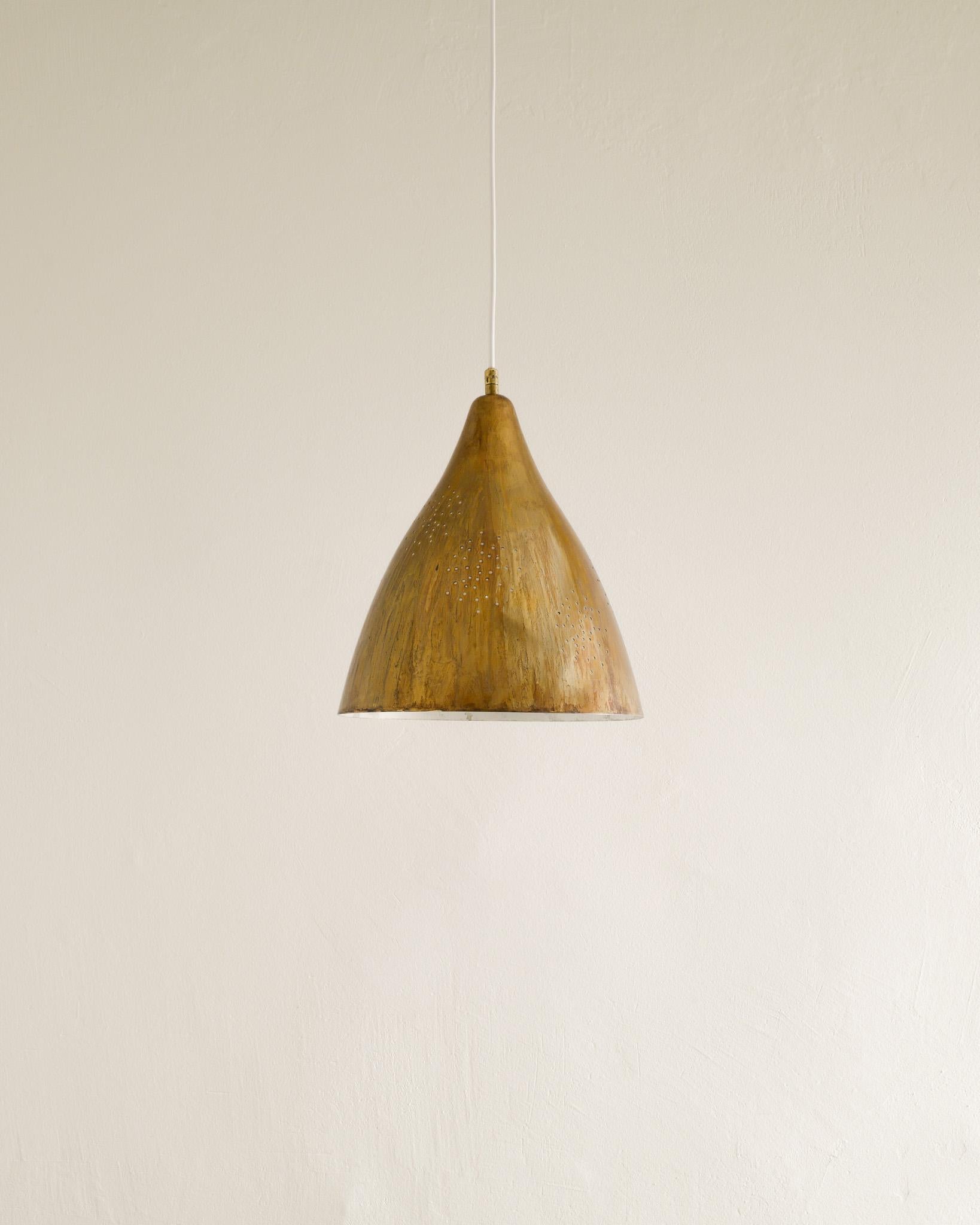 Very rare round mid century brass ceiling pendant by Lisa Johansson-Papé produced by Stockmann Orno Oy in Finland, 1940s. In good original condition with great patina. Stamped Orno on the shade. 

Dimensions: H: 30 cm / 11.80