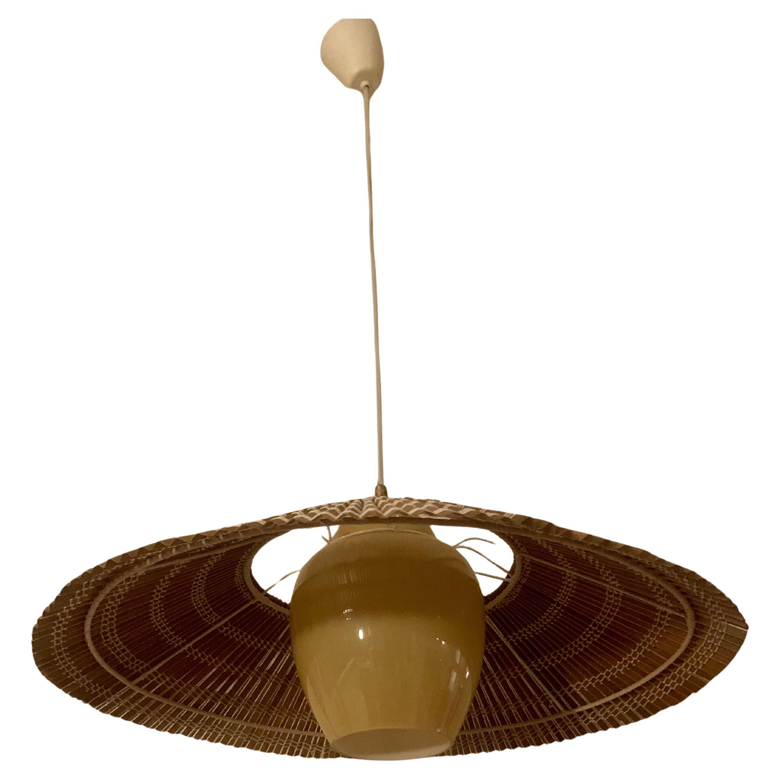 **Lisa Johansson-Pape Deckenleuchte mit schönem Lamellenschirm**

Diese von Lisa Johansson-Pape entworfene und von Orno in den 1940er Jahren hergestellte Deckenleuchte ist ein wahres Meisterwerk des skandinavischen Designs. Die Lampe hat einen