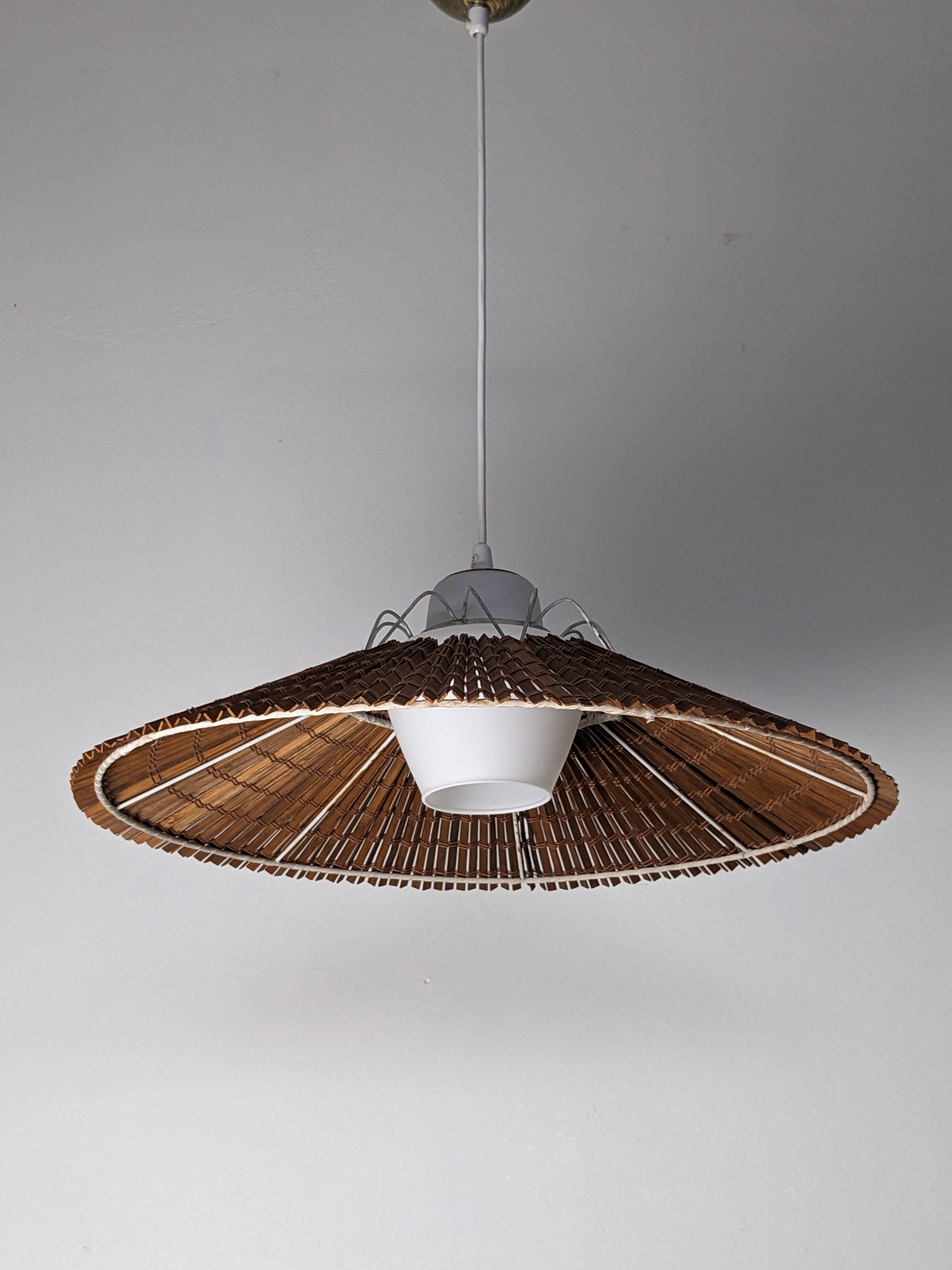 Pendant lamp by Lisa Johansson-Pape.
Manufactured by Orno in Finland in the 1950s.

White opaline glass diffuser with a wooden shade and beautiful brass details.

Labeled ORNO.

Literature: Orno catalogues of the period.

Adjustable height. From 30