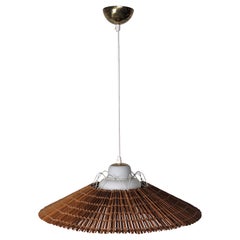 Lisa Johansson-Pape & Orno, lampe suspendue en verre opalin et laiton, Finlande, années 1950