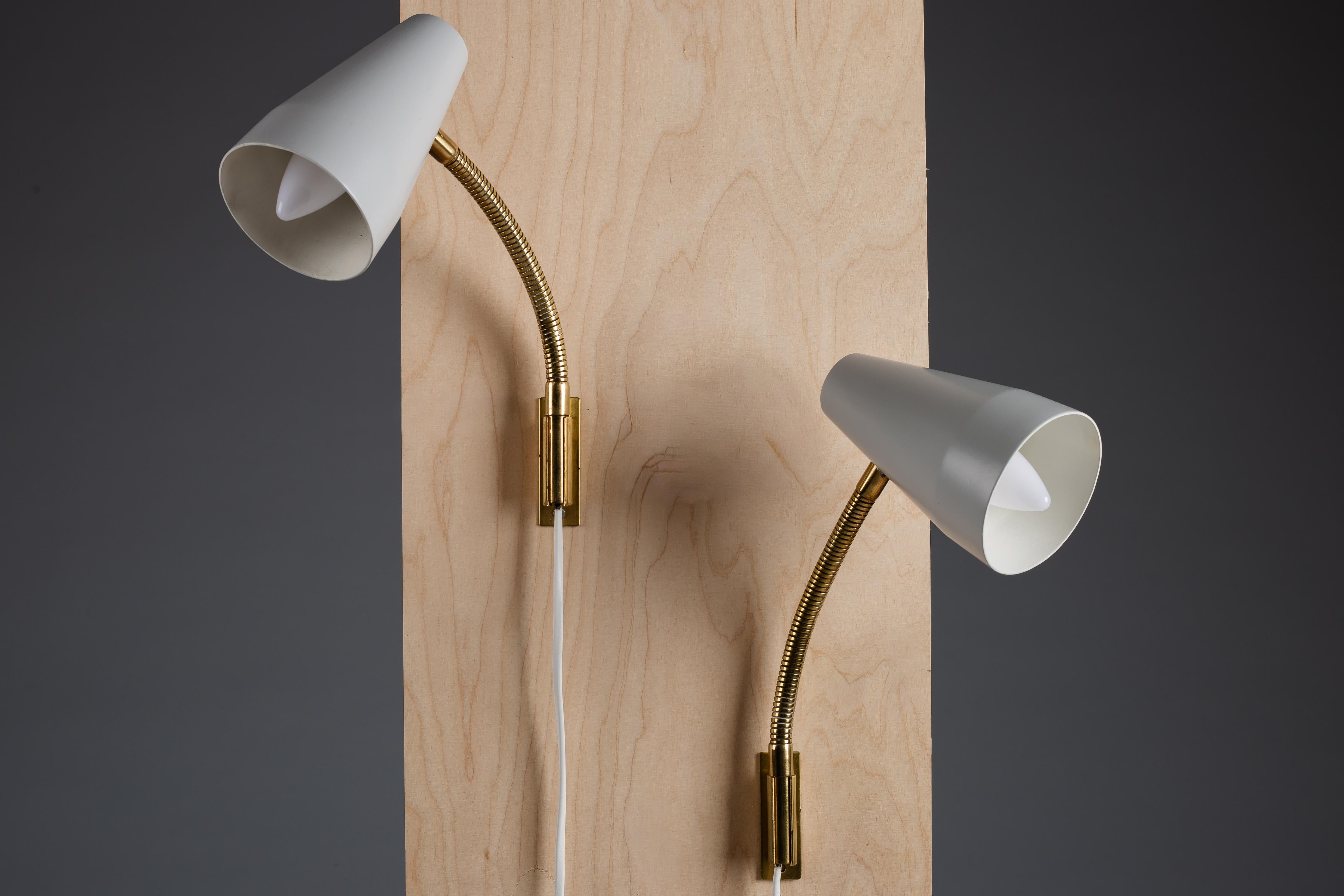 Adopta un trozo de la herencia del diseño escandinavo con la pareja de apliques de pared de los años 60 de Lisa Johansson-Pape para ORNO. Estas exquisitas luminarias incorporan un vástago flexible de latón que combina sin esfuerzo forma y