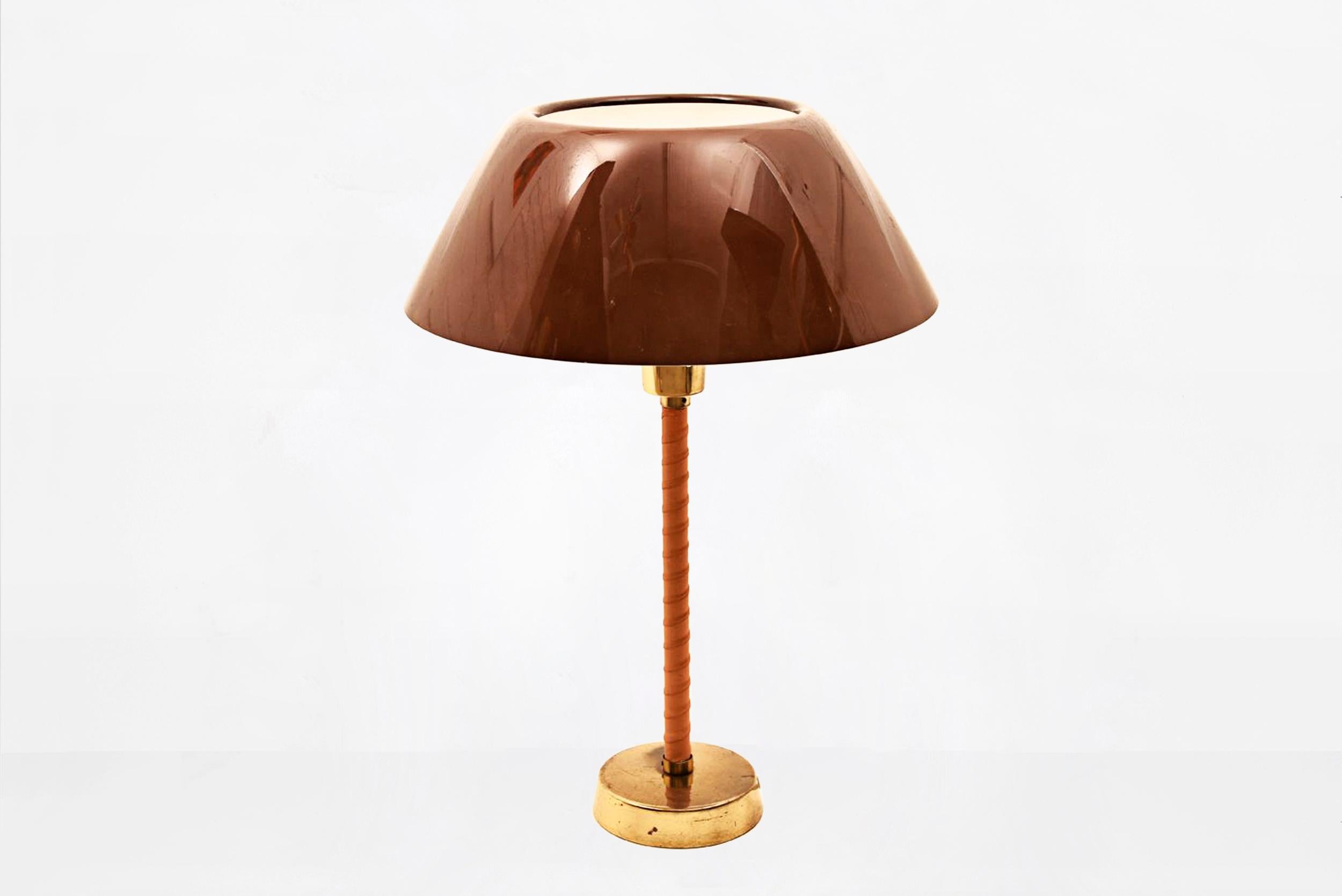 Lisa Johansson-Pape
Pair of table lamp model “Senator”
Manufactured by Orno
Finland, 1947
Brass, leather and aluminium
From the archives of Side Gallery, Barcelona 

Measurements
41 cm diameter x 59 height cm
16.14 in diameter x 23.22