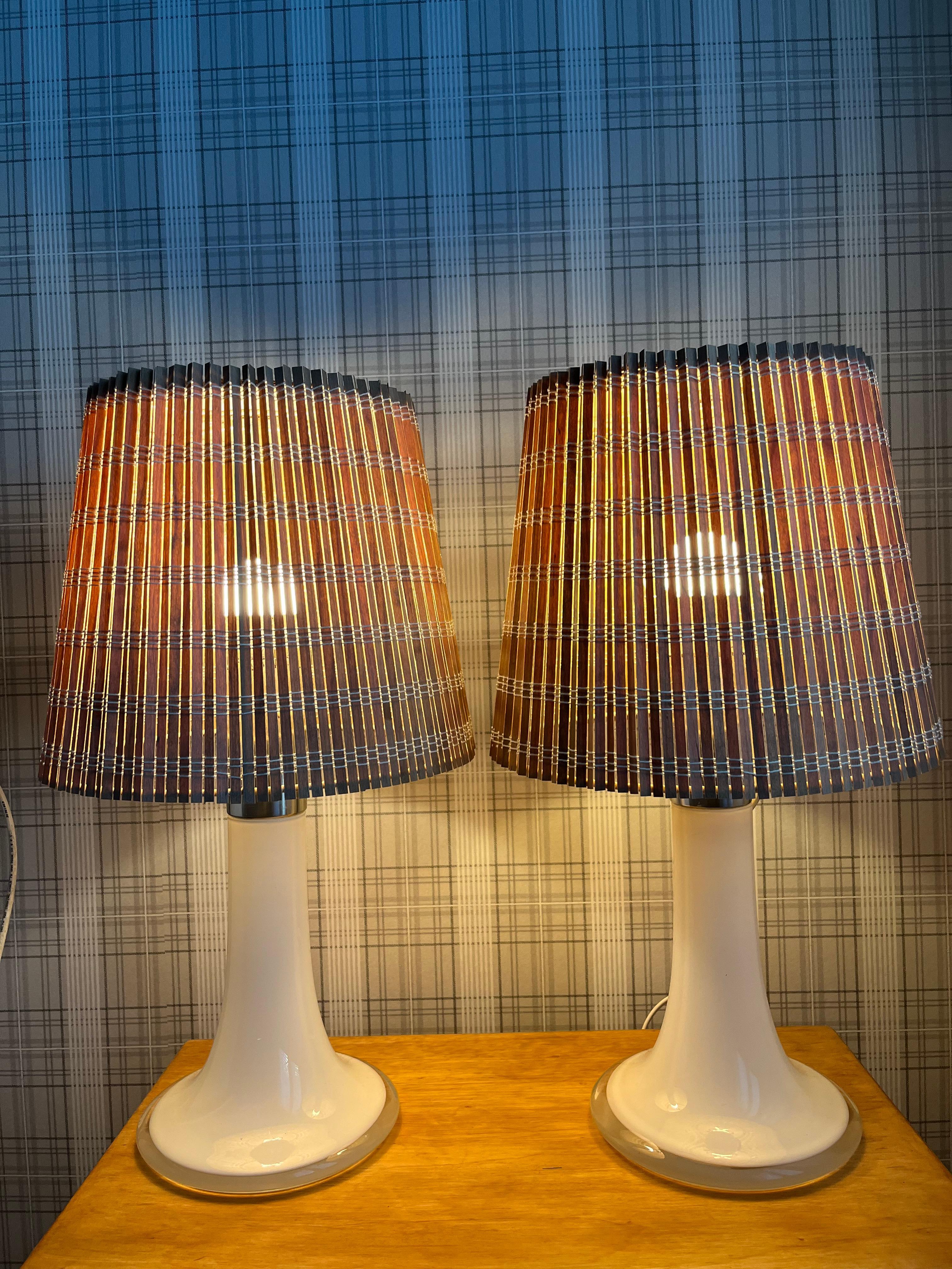 Lisa Johansson paire de lampes de bureau pape modèle 46-017, verre et rotin, Orno 1960s en vente 3