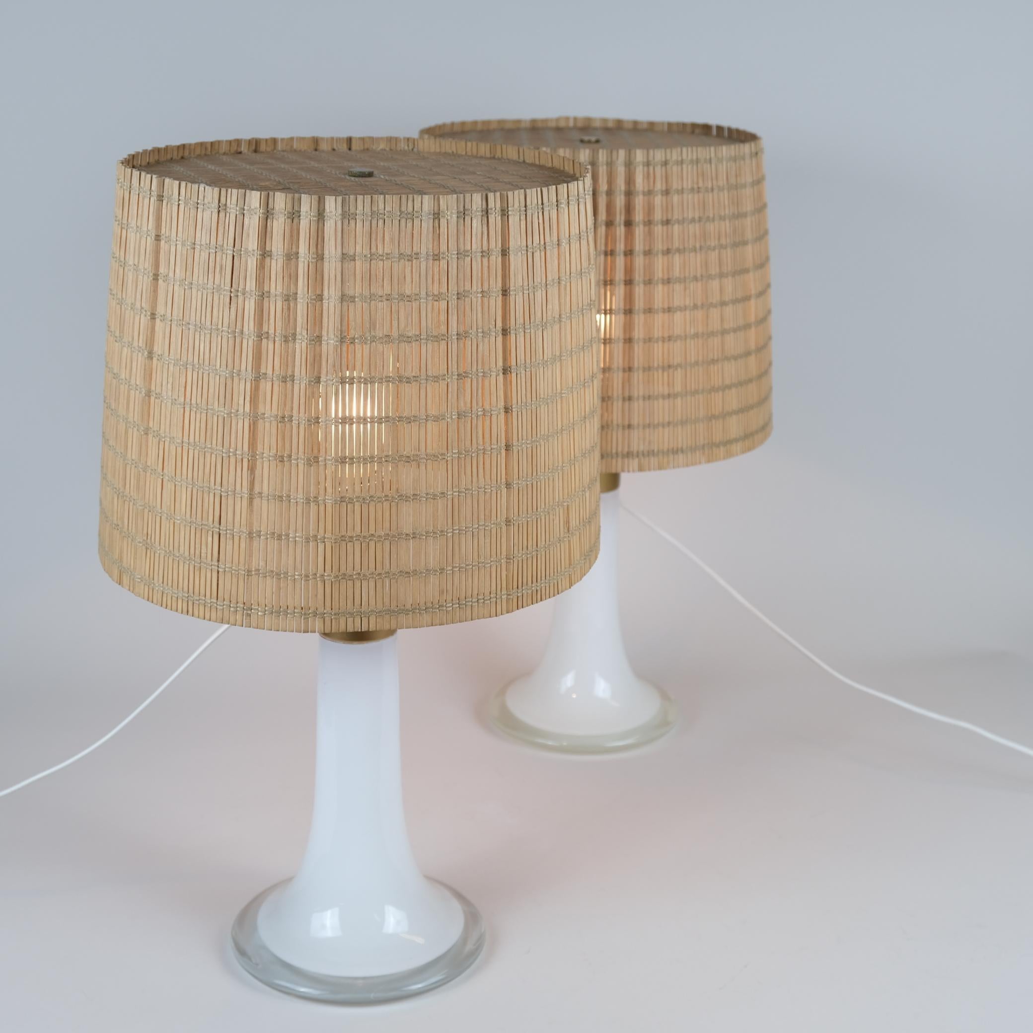 Lisa Johansson-Pape Coppia di lampade da tavolo modello 46-017, vetro e rattan, Orno 1960 in vendita 1