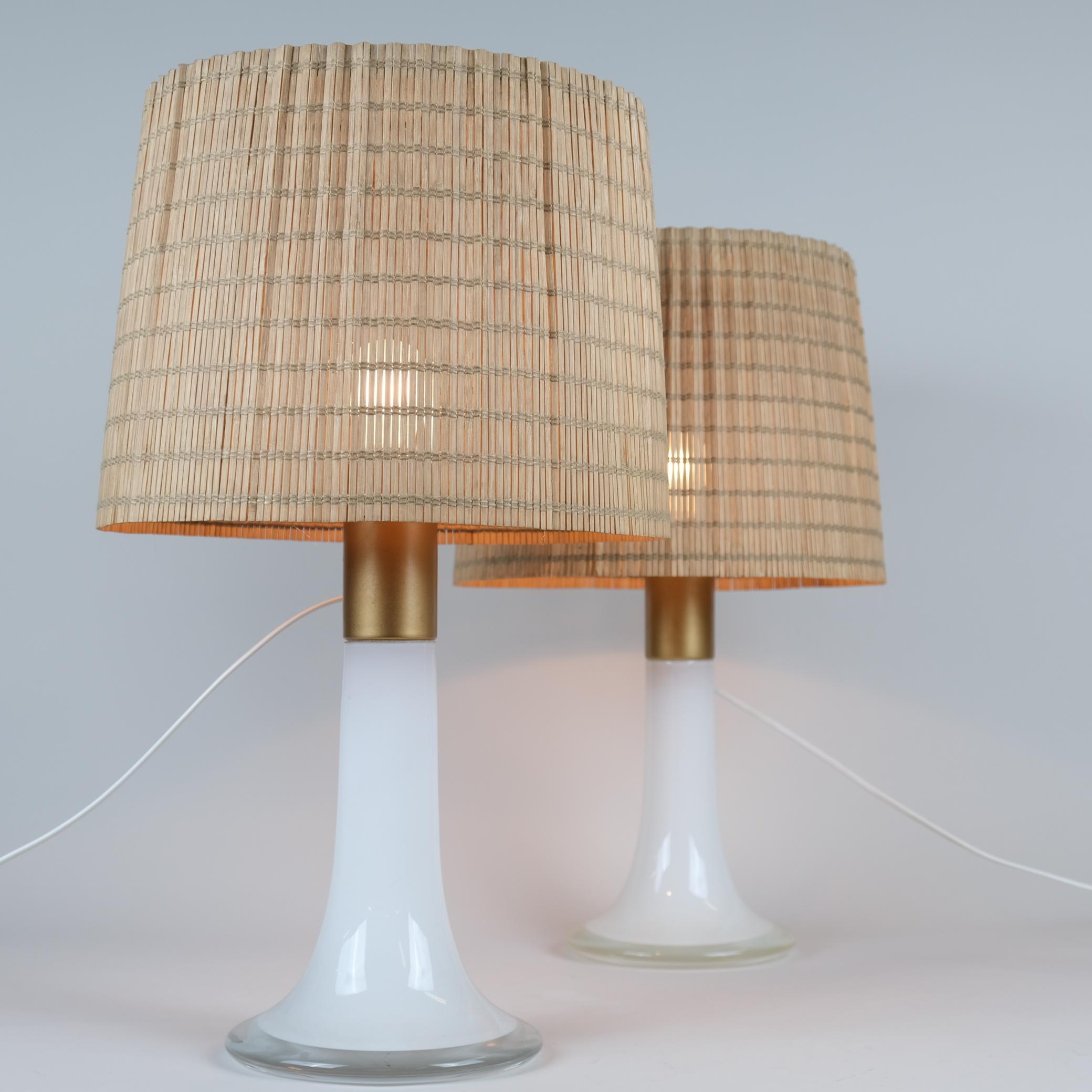 Lisa Johansson-Pape Coppia di lampade da tavolo modello 46-017, vetro e rattan, Orno 1960 in vendita 2