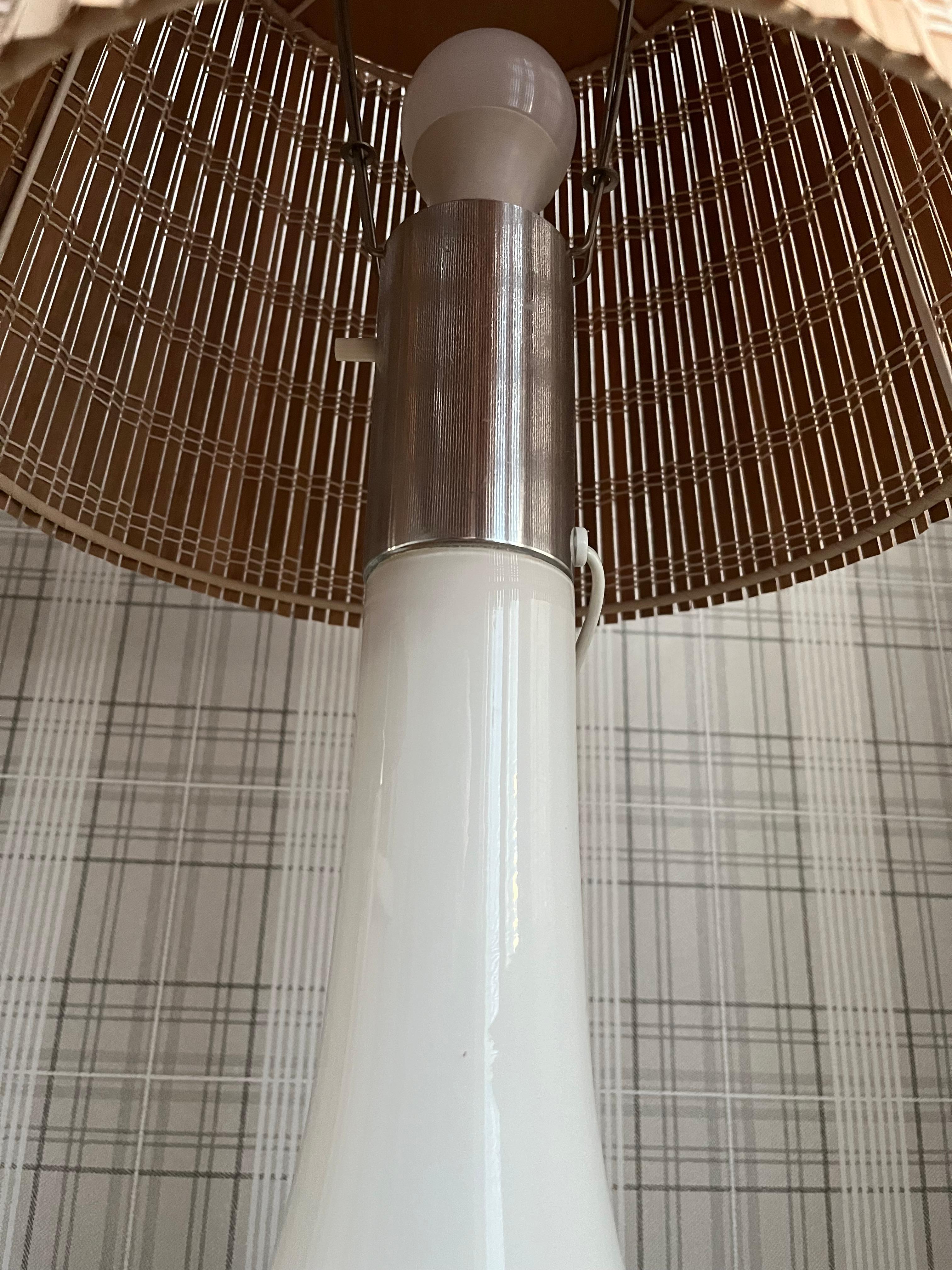 Scandinave moderne Lisa Johansson paire de lampes de bureau pape modèle 46-017, verre et rotin, Orno 1960s en vente