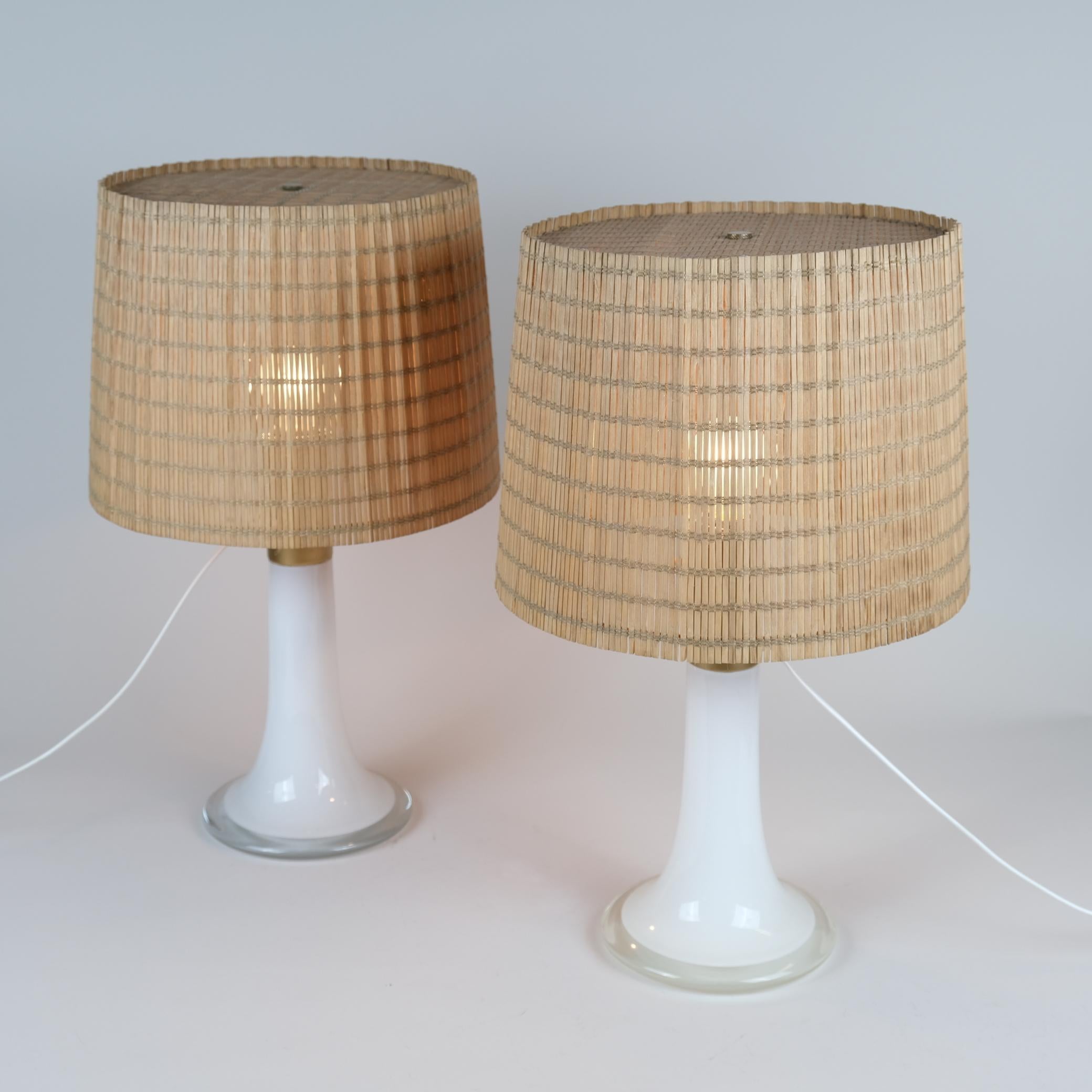 Coppia di lampade da tavolo modello 46-017 in metallo e vetro opalino disegnate da Lisa Johansson-Pape e prodotte da Orno Oy in Finlandia negli anni '60. Questo design semplice ma elegante è uno degli am designs più conosciuti della famosa Lisa