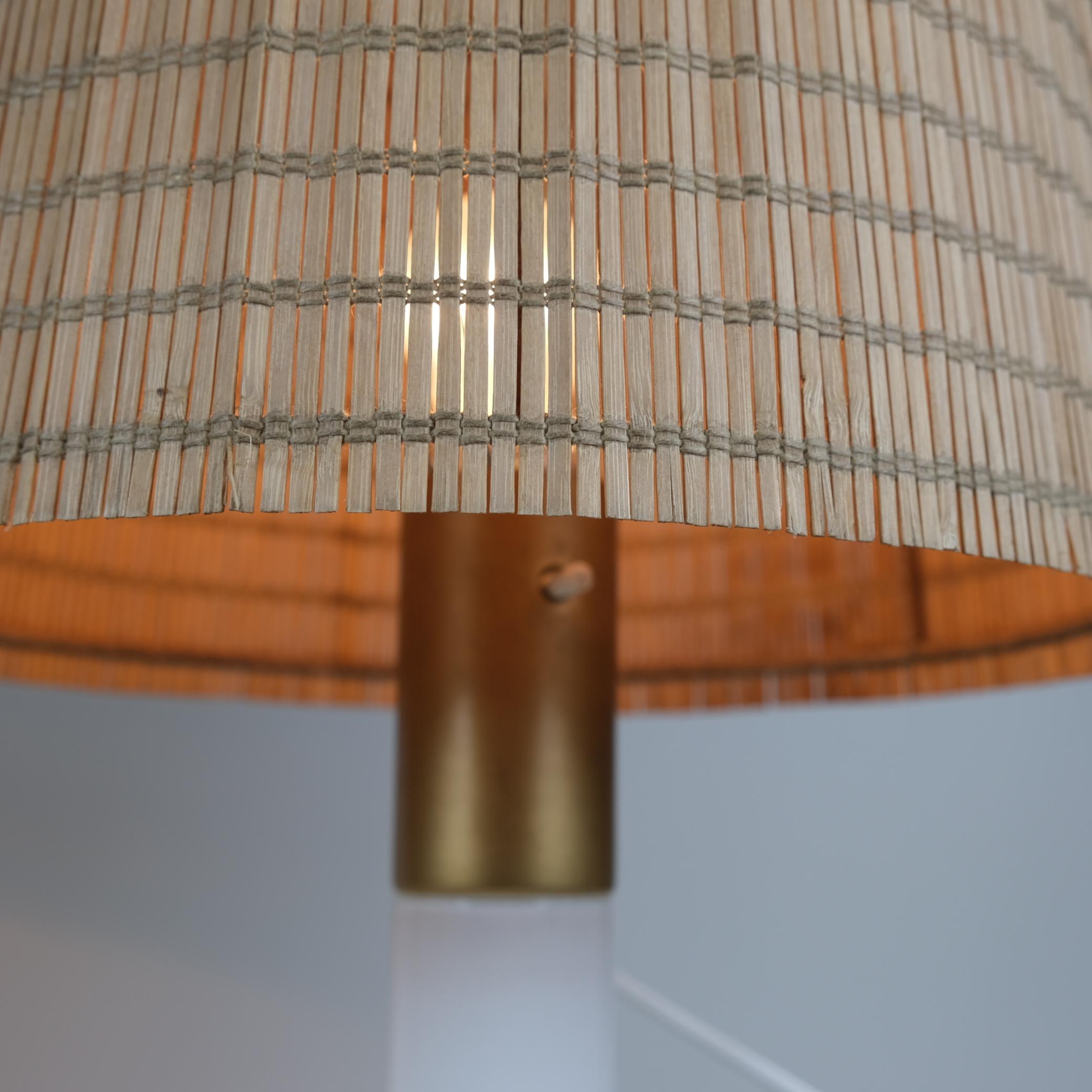 Finlandese Lisa Johansson-Pape Coppia di lampade da tavolo modello 46-017, vetro e rattan, Orno 1960 in vendita