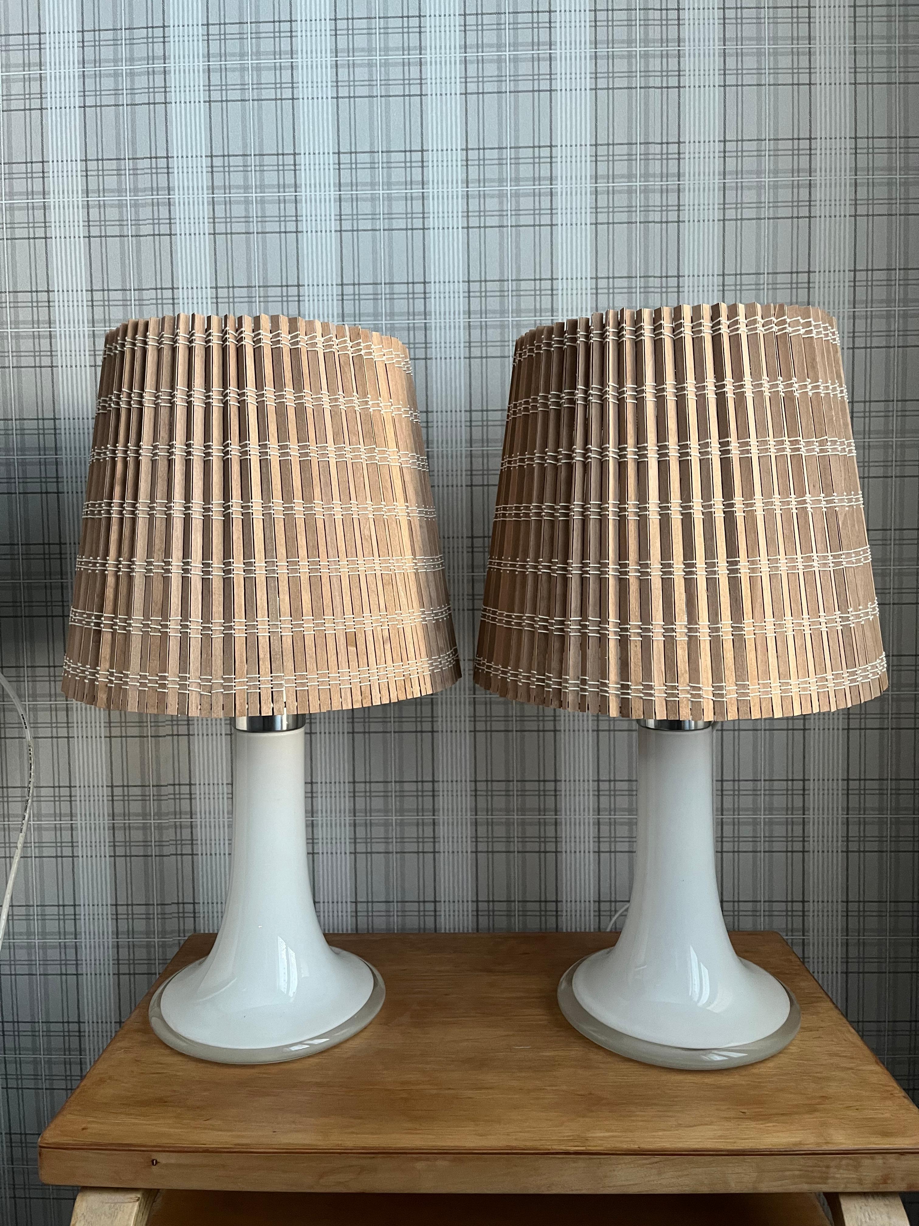 Rotin Lisa Johansson paire de lampes de bureau pape modèle 46-017, verre et rotin, Orno 1960s en vente