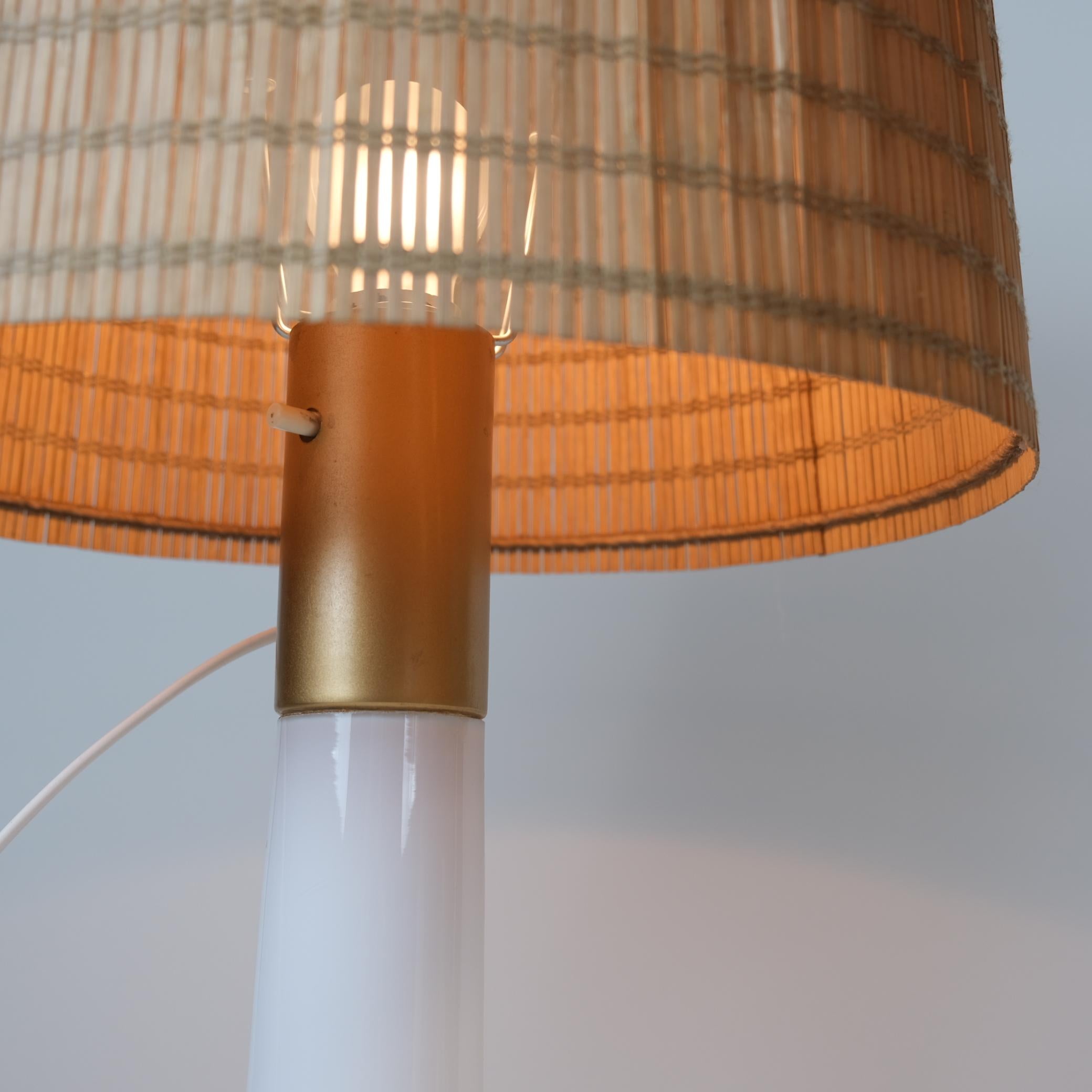 Lisa Johansson-Pape Coppia di lampade da tavolo modello 46-017, vetro e rattan, Orno 1960 In condizioni buone in vendita a Helsinki, FI
