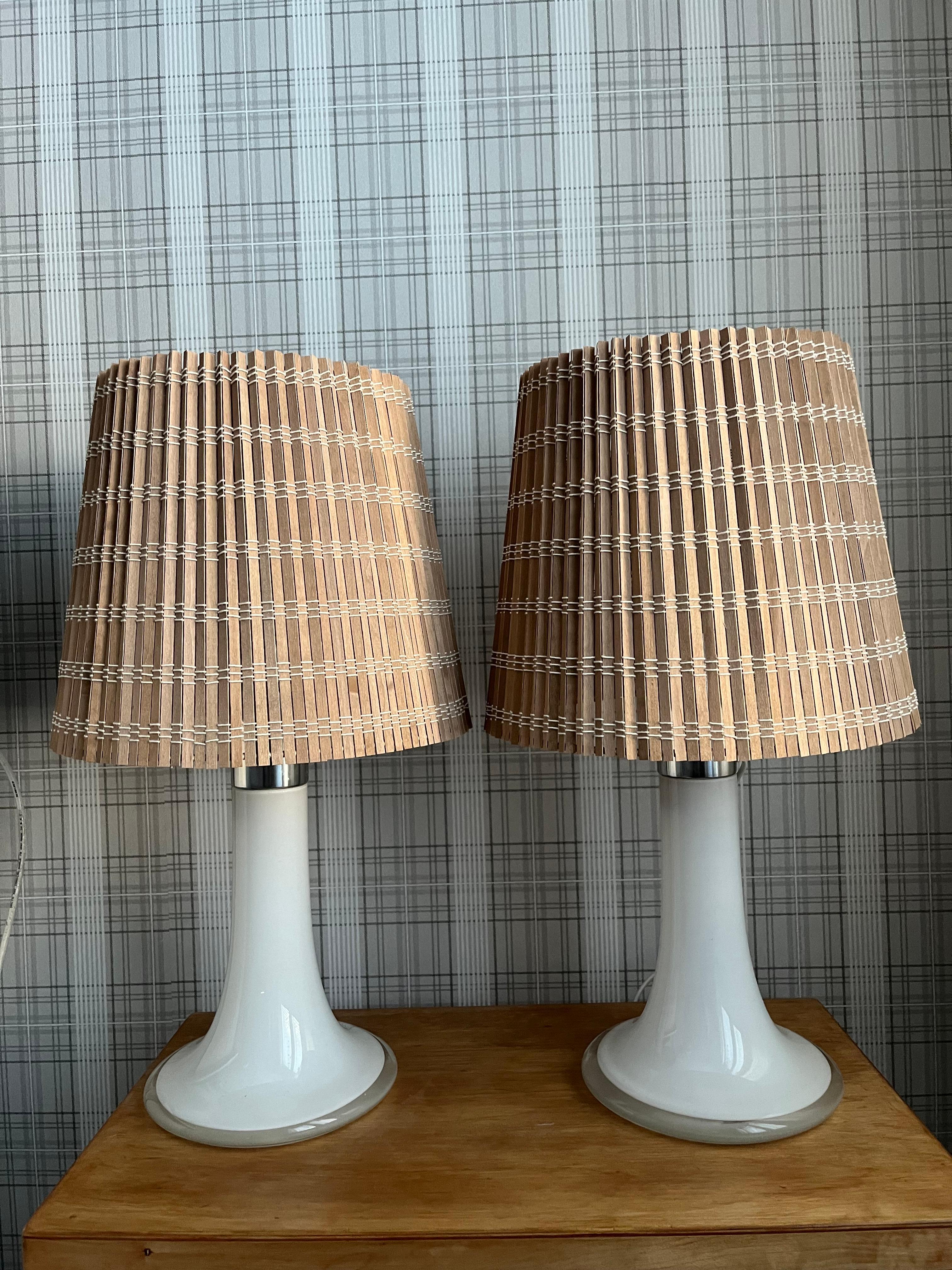 Lisa Johansson paire de lampes de bureau pape modèle 46-017, verre et rotin, Orno 1960s en vente 1