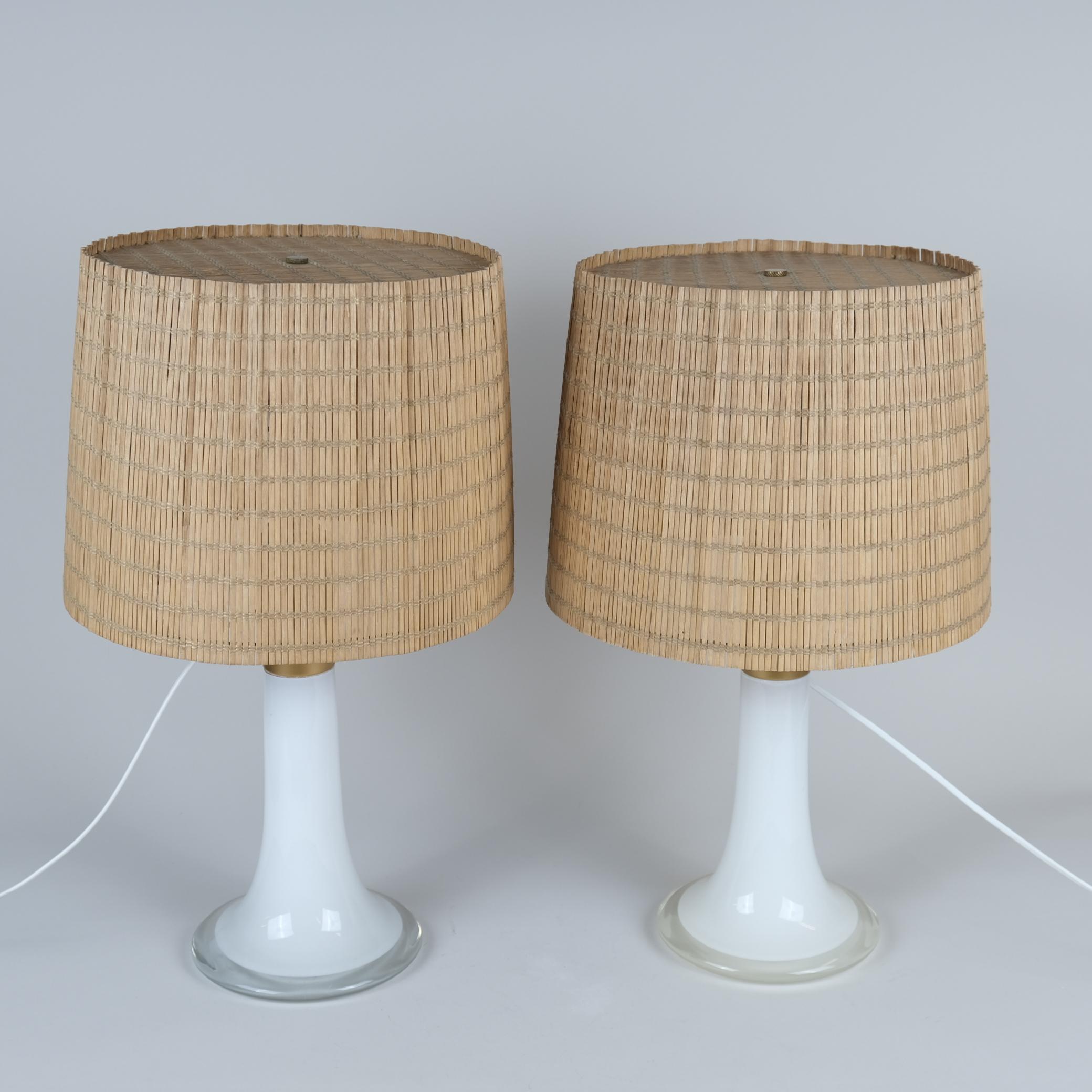 Metà XX secolo Lisa Johansson-Pape Coppia di lampade da tavolo modello 46-017, vetro e rattan, Orno 1960 in vendita