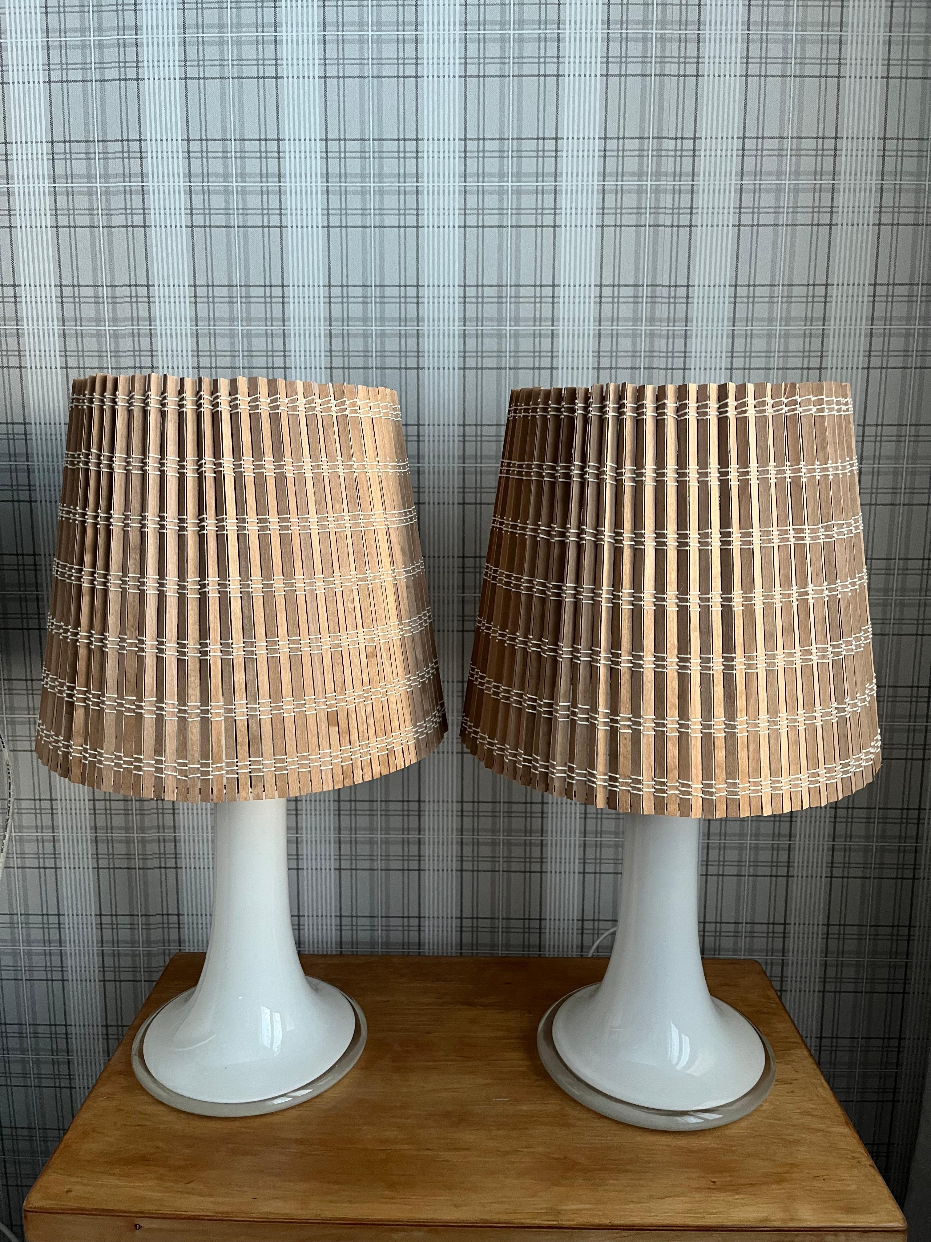Lisa Johansson paire de lampes de bureau pape modèle 46-017, verre et rotin, Orno 1960s en vente 2