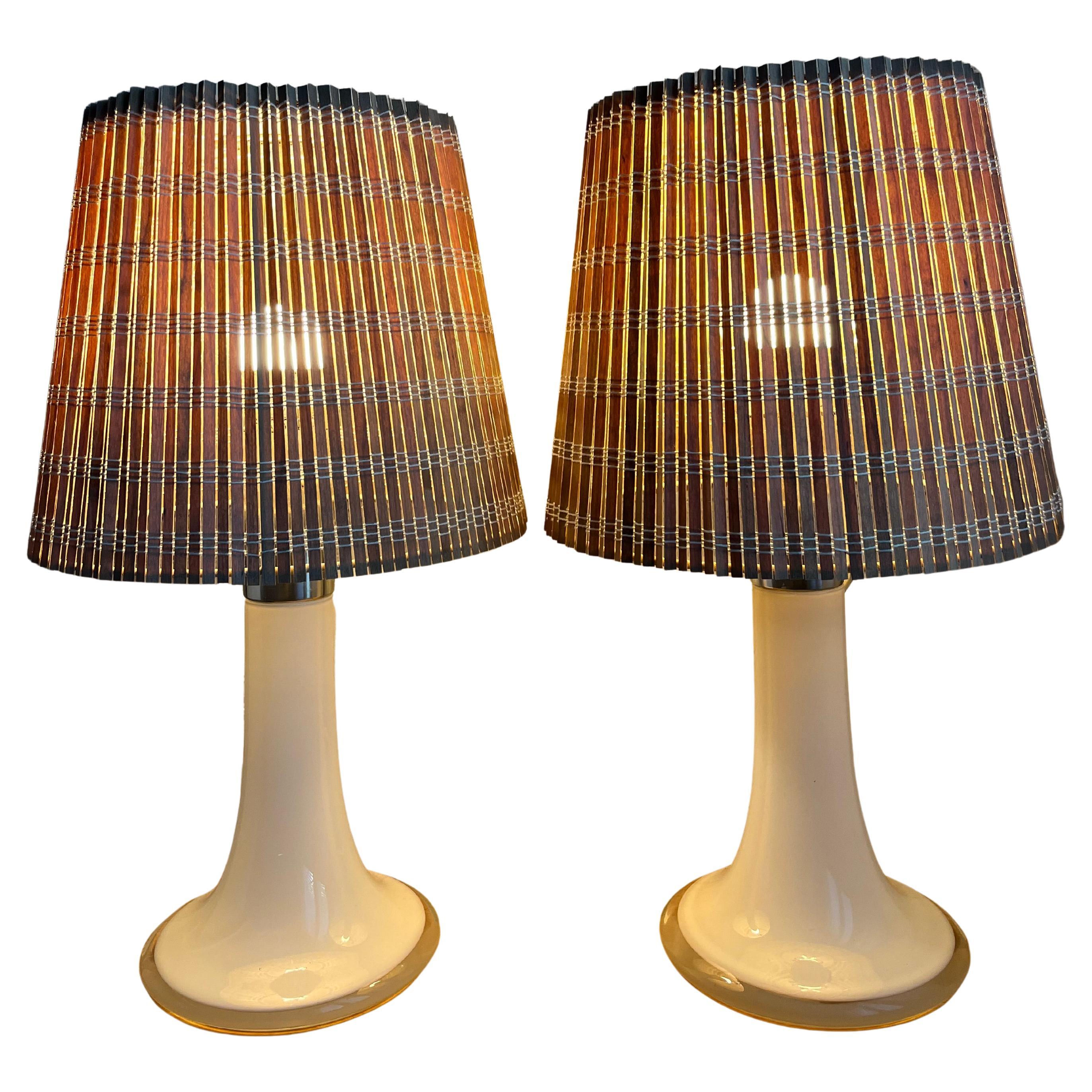 Lisa Johansson-Pape Coppia di lampade da tavolo modello 46-017, vetro e rattan, Orno 1960