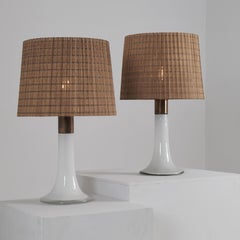 Lisa Johansson-Pape Coppia di lampade da tavolo, vetro opalino, rame e rattan, Orno 1960s