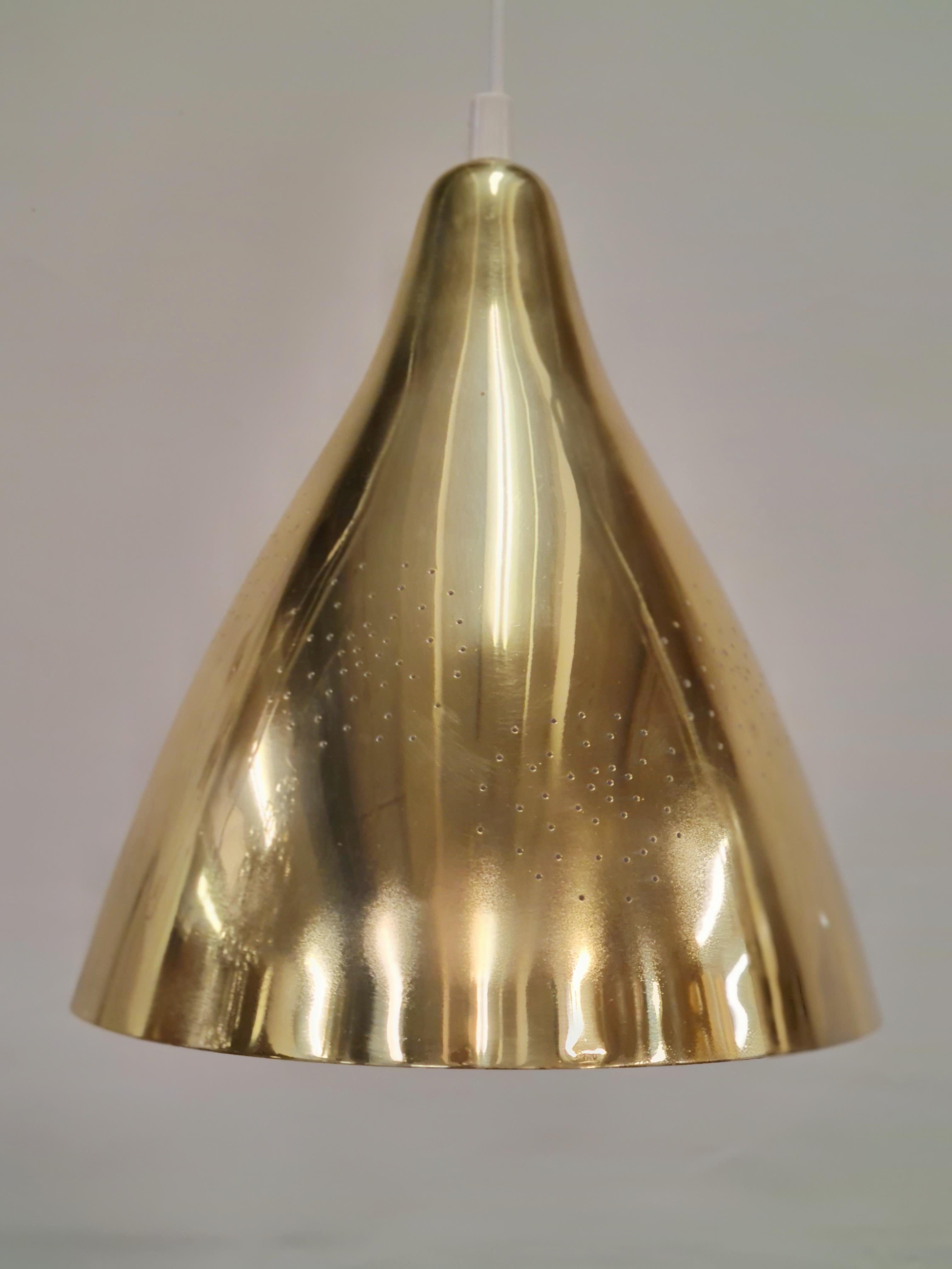 Scandinavo moderno Ciondolo da soffitto in ottone traforato Lisa Johansson-Papé, modello 61-314, Orno 1950 in vendita