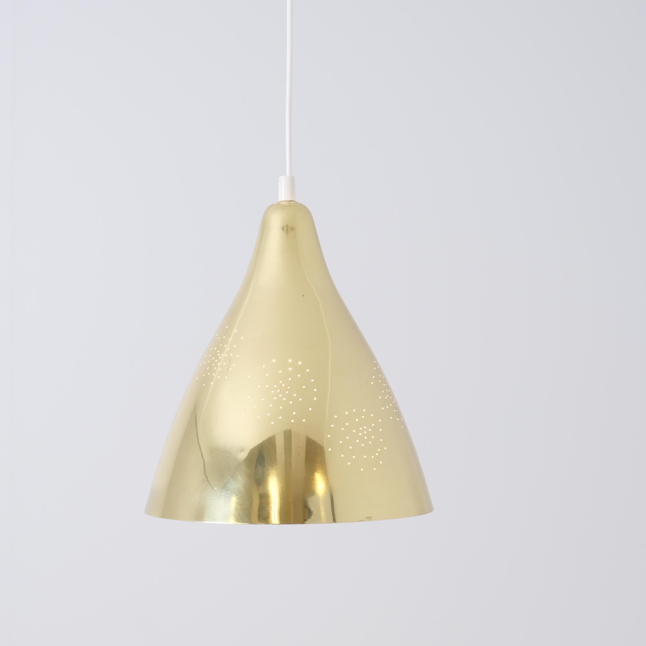 Scandinavo moderno Ciondolo da soffitto in ottone traforato Lisa Johansson-Papé, modello 61-314, Orno 1950 in vendita