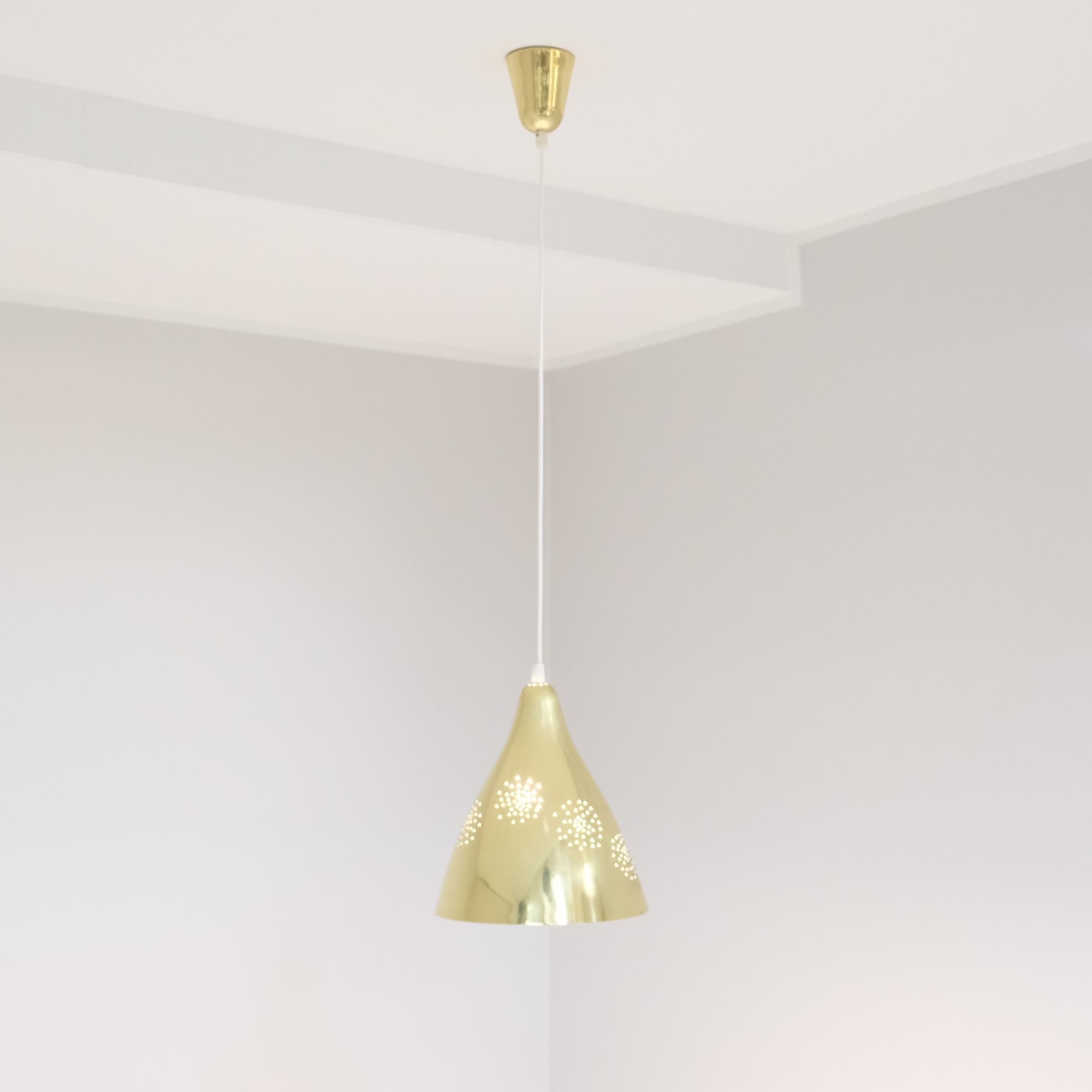 Finlandese Ciondolo da soffitto in ottone traforato Lisa Johansson-Papé, modello 61-314, Orno 1950 in vendita