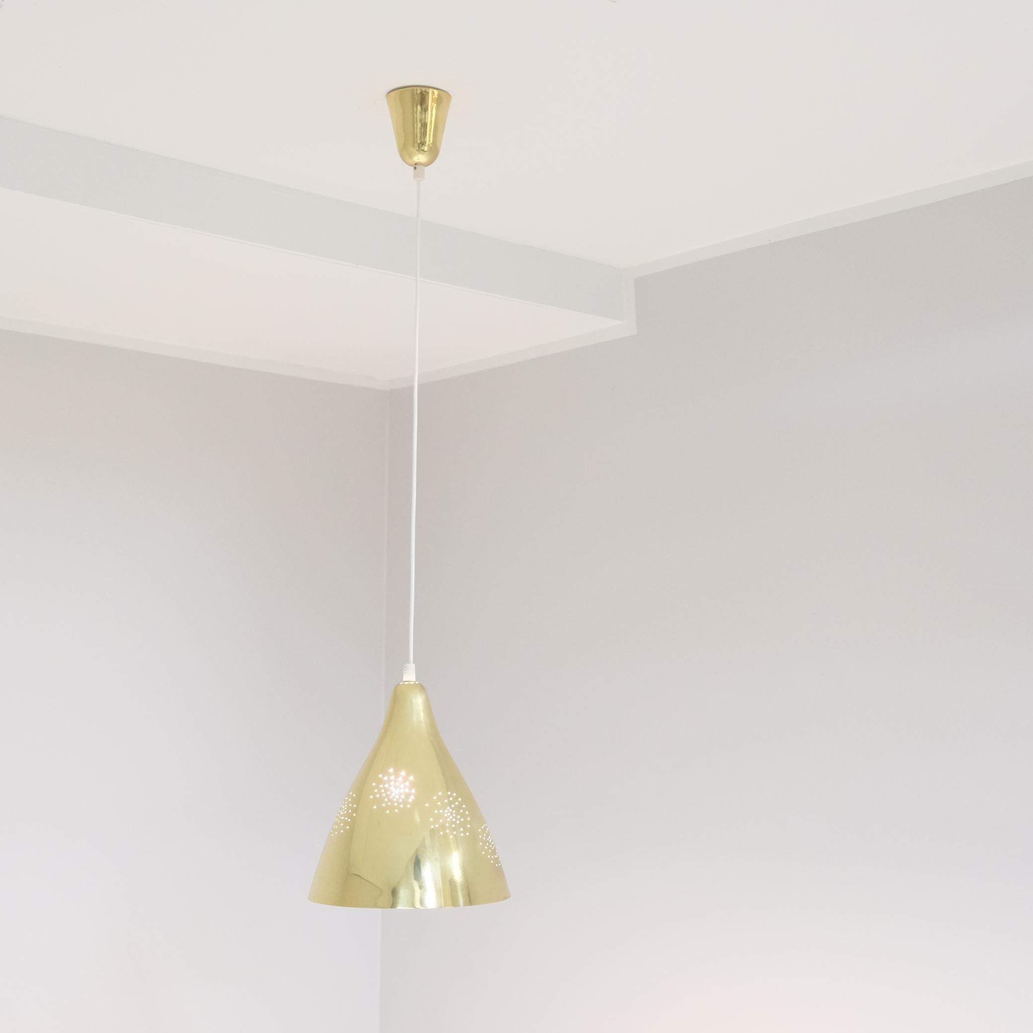Ciondolo da soffitto in ottone traforato Lisa Johansson-Papé, modello 61-314, Orno 1950 In condizioni buone in vendita a Helsinki, FI
