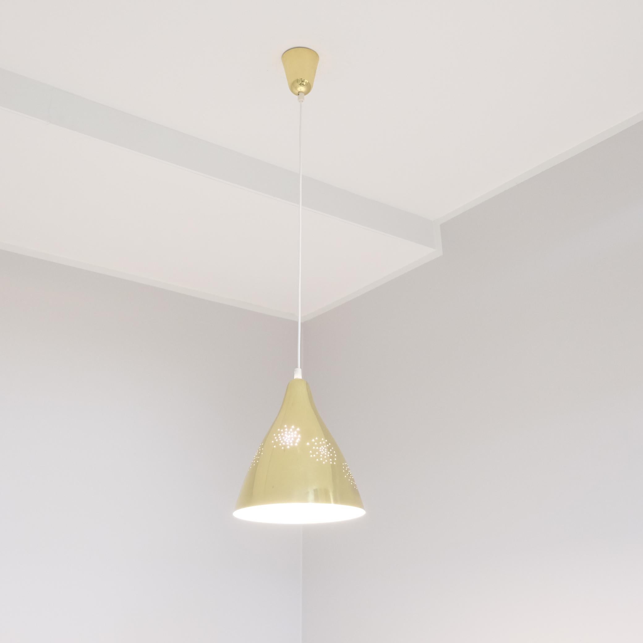 Metà XX secolo Ciondolo da soffitto in ottone traforato Lisa Johansson-Papé, modello 61-314, Orno 1950 in vendita