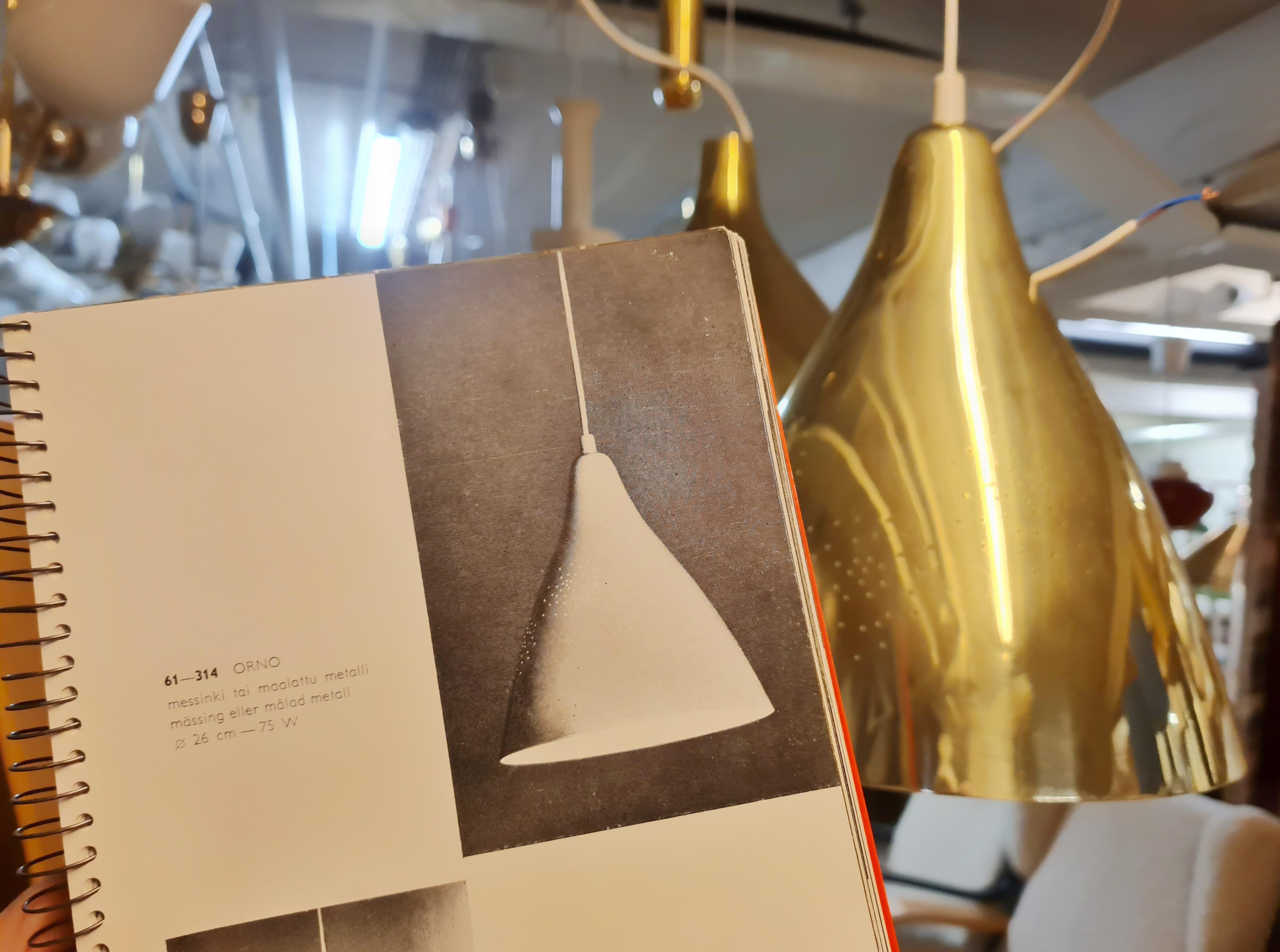 Metà XX secolo Ciondolo da soffitto in ottone traforato Lisa Johansson-Papé, modello 61-314, Orno 1950 in vendita